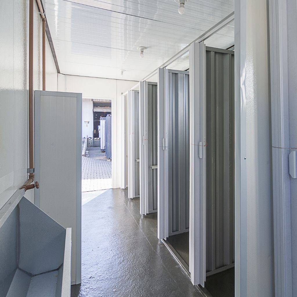 Container banheiro modular disponível para aluguel — ideal para obras e eventos.