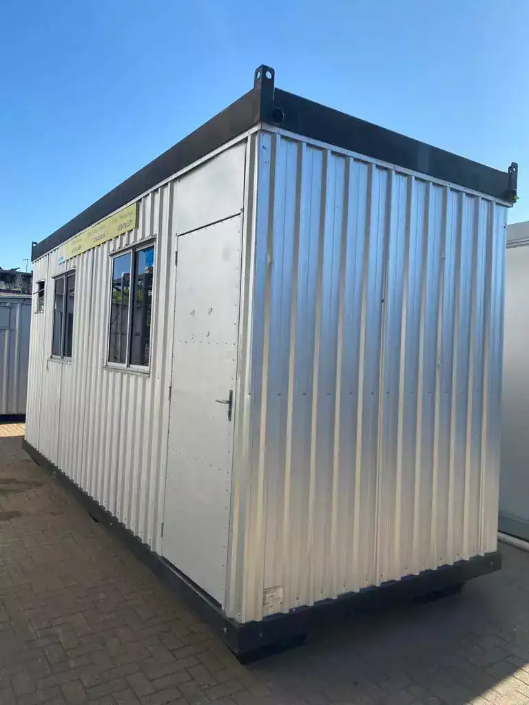 Escritório container modular para obras com banheiro integrado, fabricado pela AGISA com estrutura metálica reforçada e fechamento termoacústico. Ideal para uso temporário em canteiros de obras, oferece conforto, praticidade e instalação rápida, atendendo às normas NR-18 e NR-24.