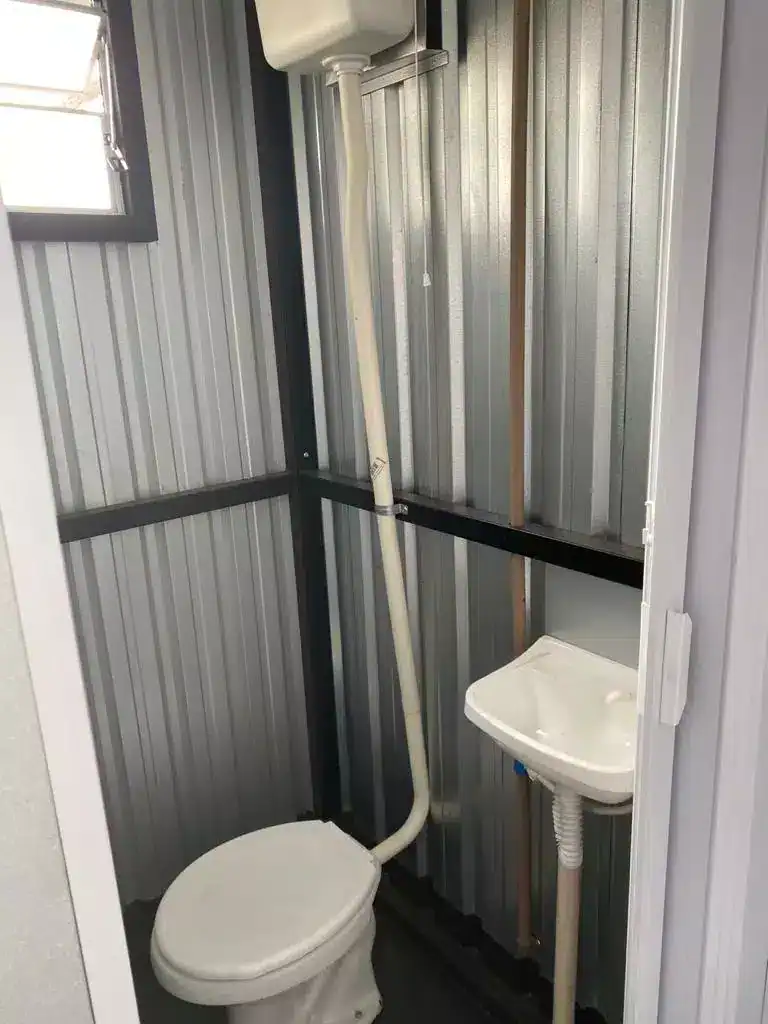 Escritório container modular para obras com banheiro integrado, fabricado pela AGISA com estrutura metálica reforçada e fechamento termoacústico. Ideal para uso temporário em canteiros de obras, oferece conforto, praticidade e instalação rápida, atendendo às normas NR-18 e NR-24.