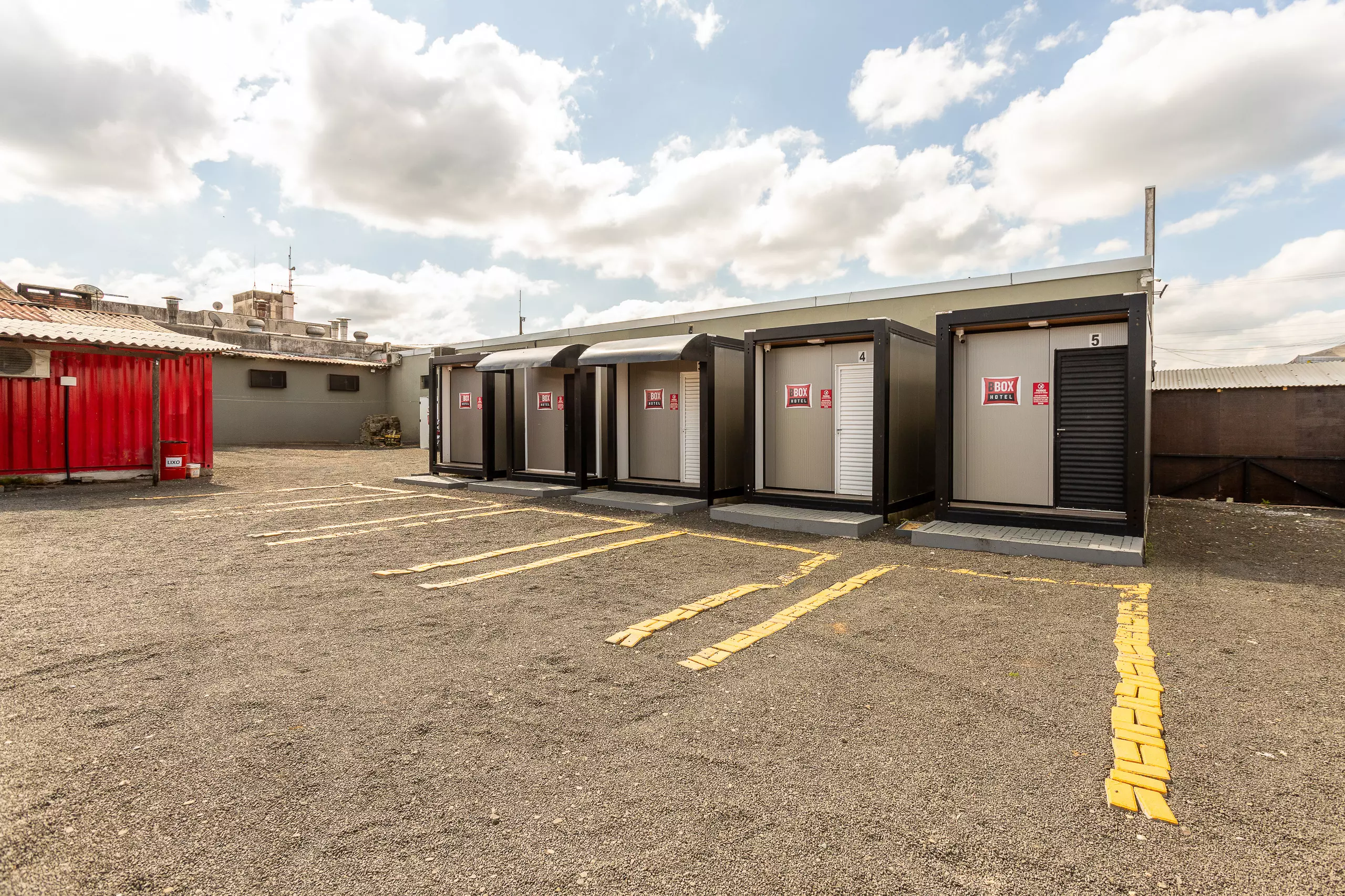 Hotel container modular AGISA com quartos termoacústicos e montagem rápida