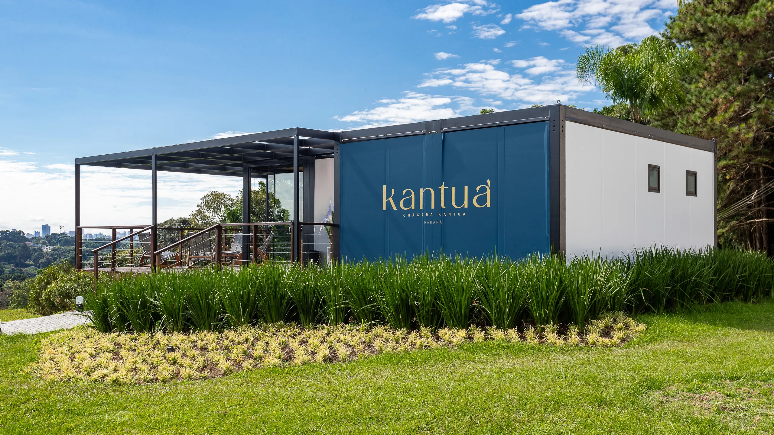 Plantão de vendas em container modular AGISA com design moderno e estrutura termoacústica