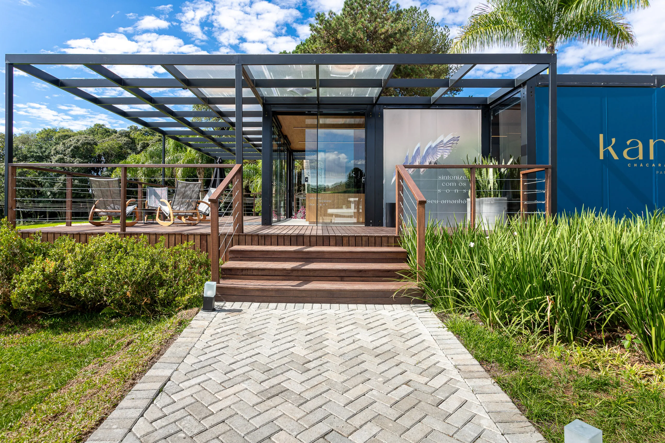 Plantão de vendas em container modular AGISA com design moderno e estrutura termoacústica