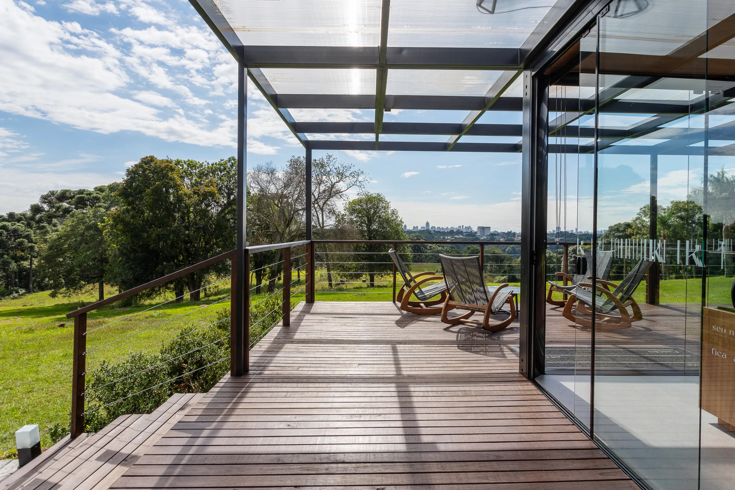 Plantão de vendas em container modular AGISA com design moderno e estrutura termoacústica