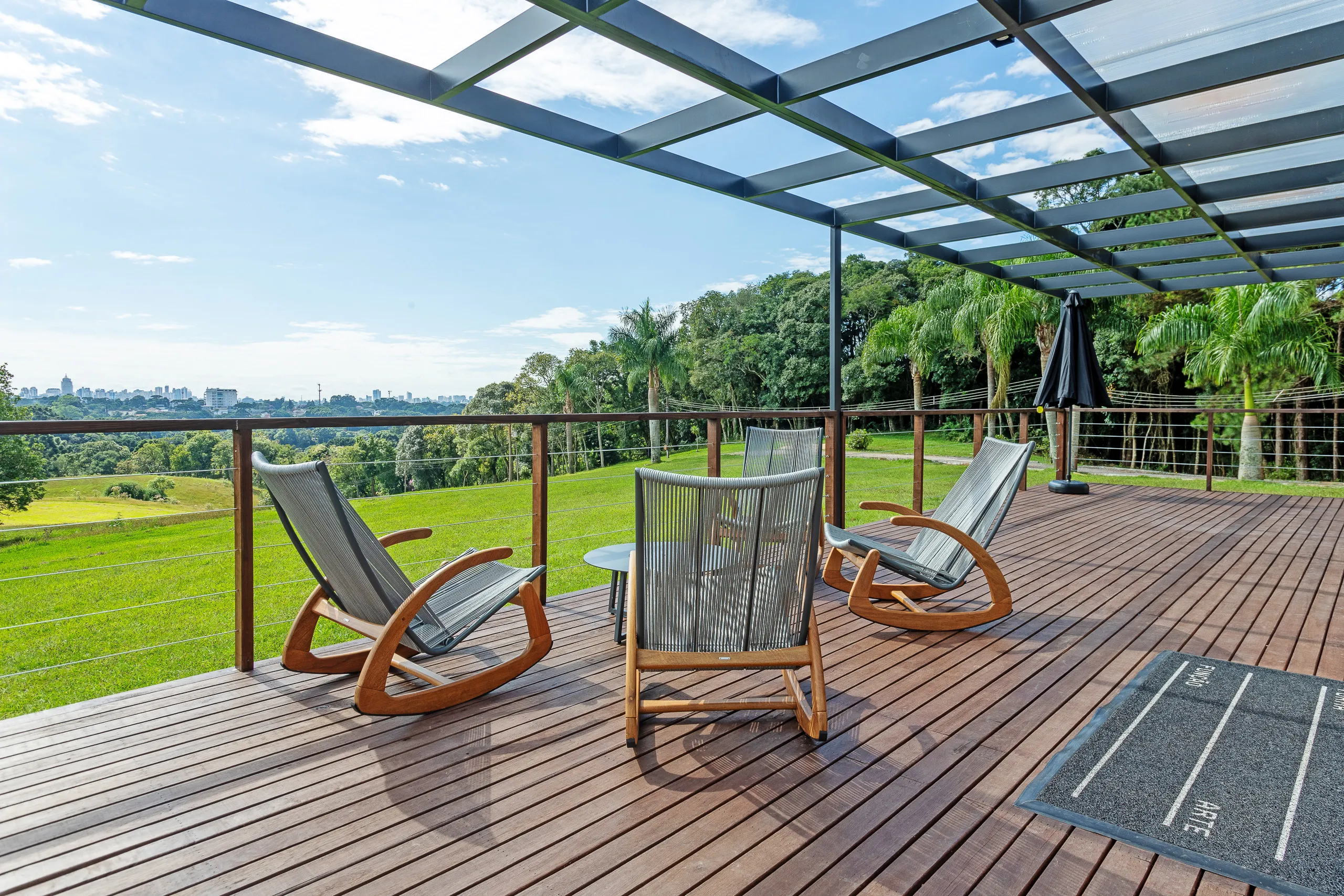 Plantão de vendas em container modular AGISA com design moderno e estrutura termoacústica