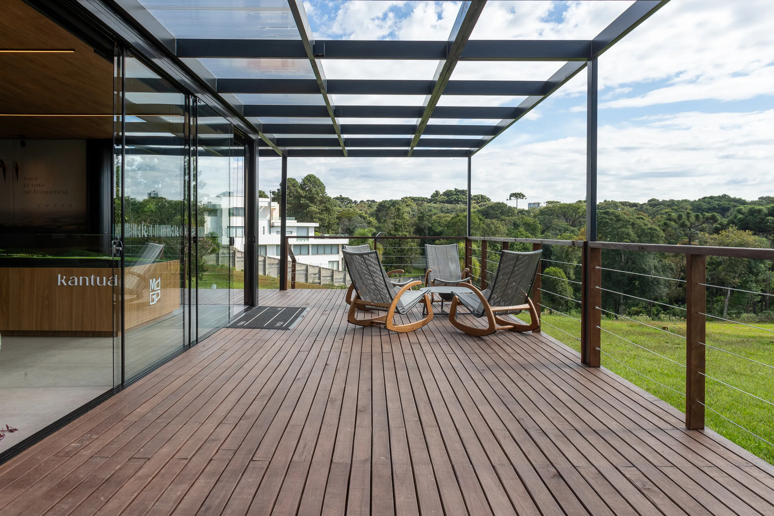 Plantão de vendas em container modular AGISA com design moderno e estrutura termoacústica