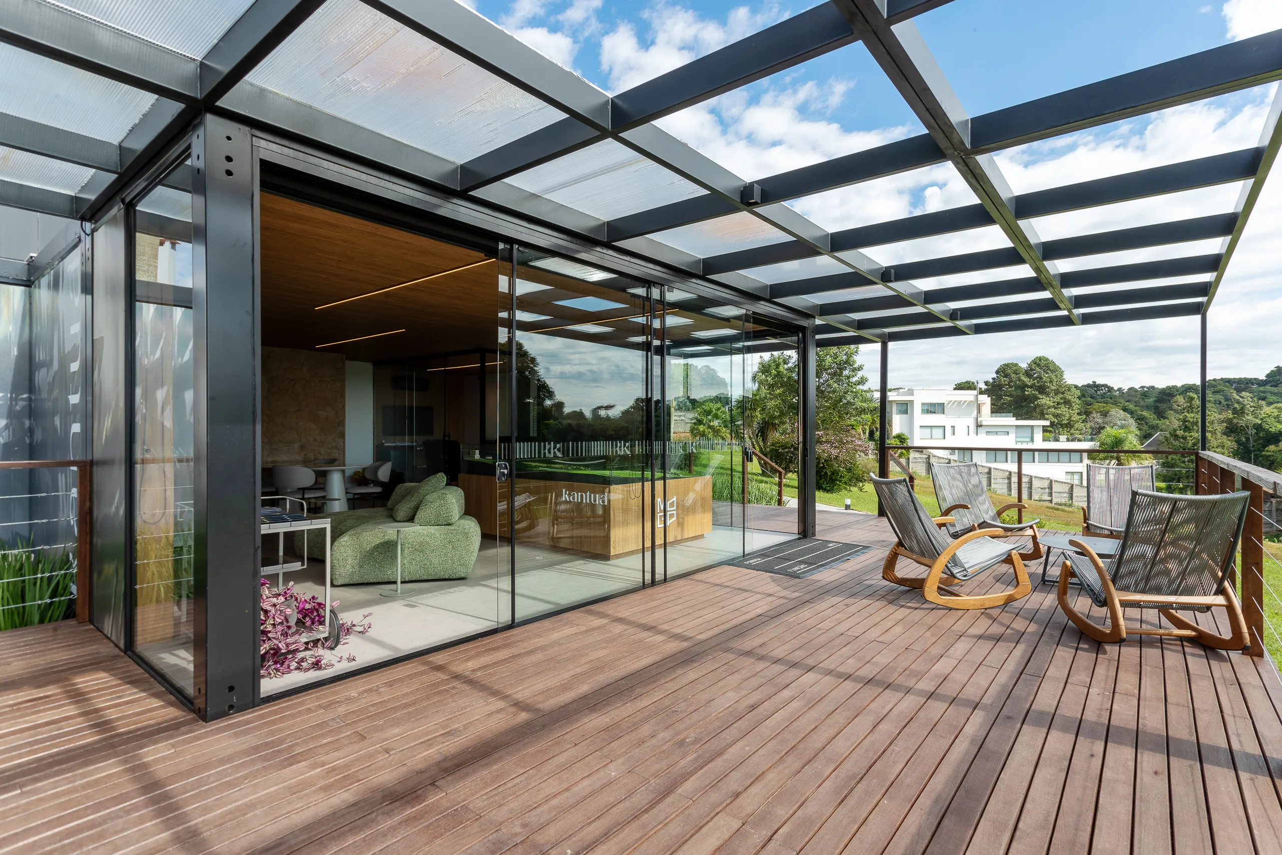 Plantão de vendas em container modular AGISA com design moderno e estrutura termoacústica