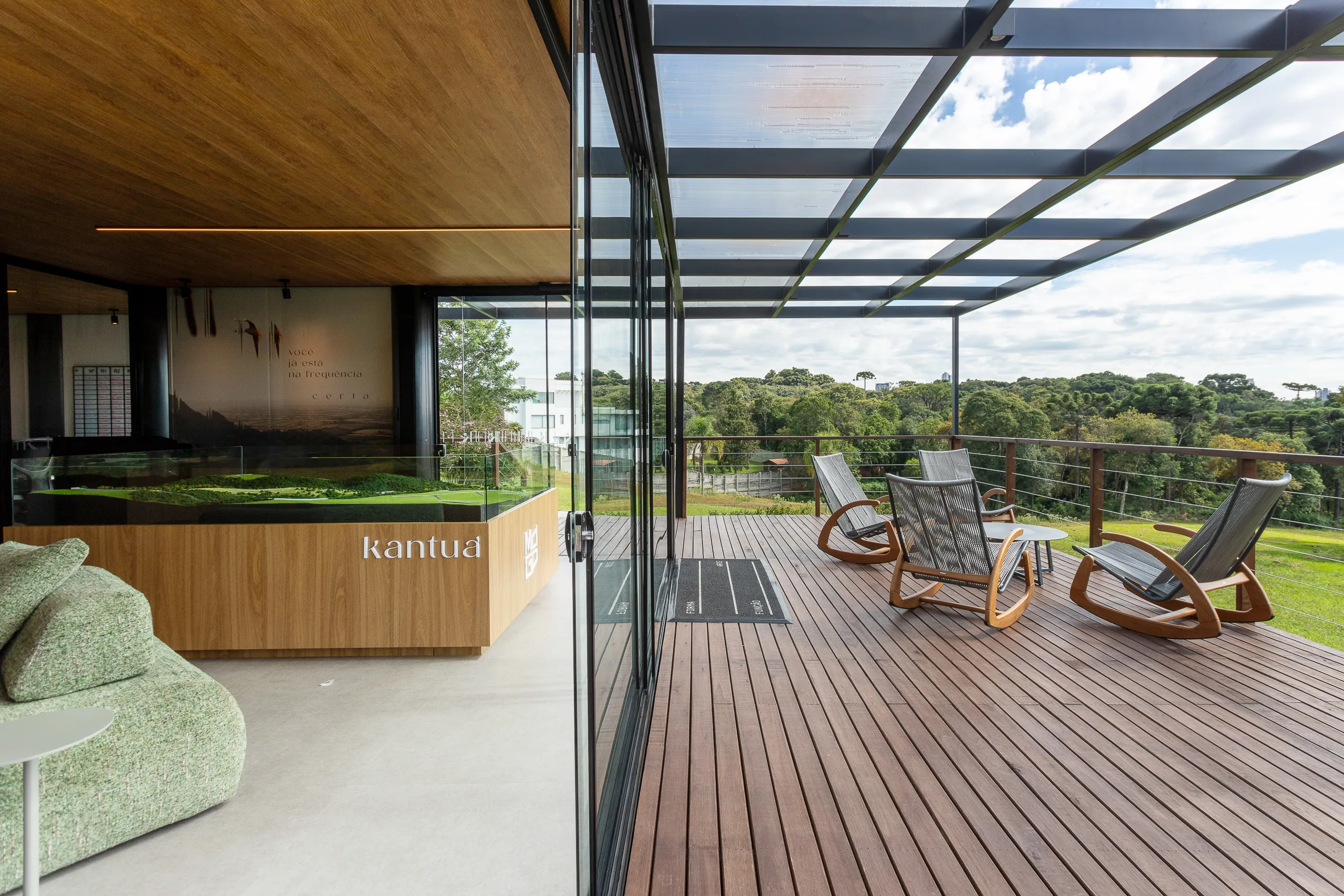 Plantão de vendas em container modular AGISA com design moderno e estrutura termoacústica