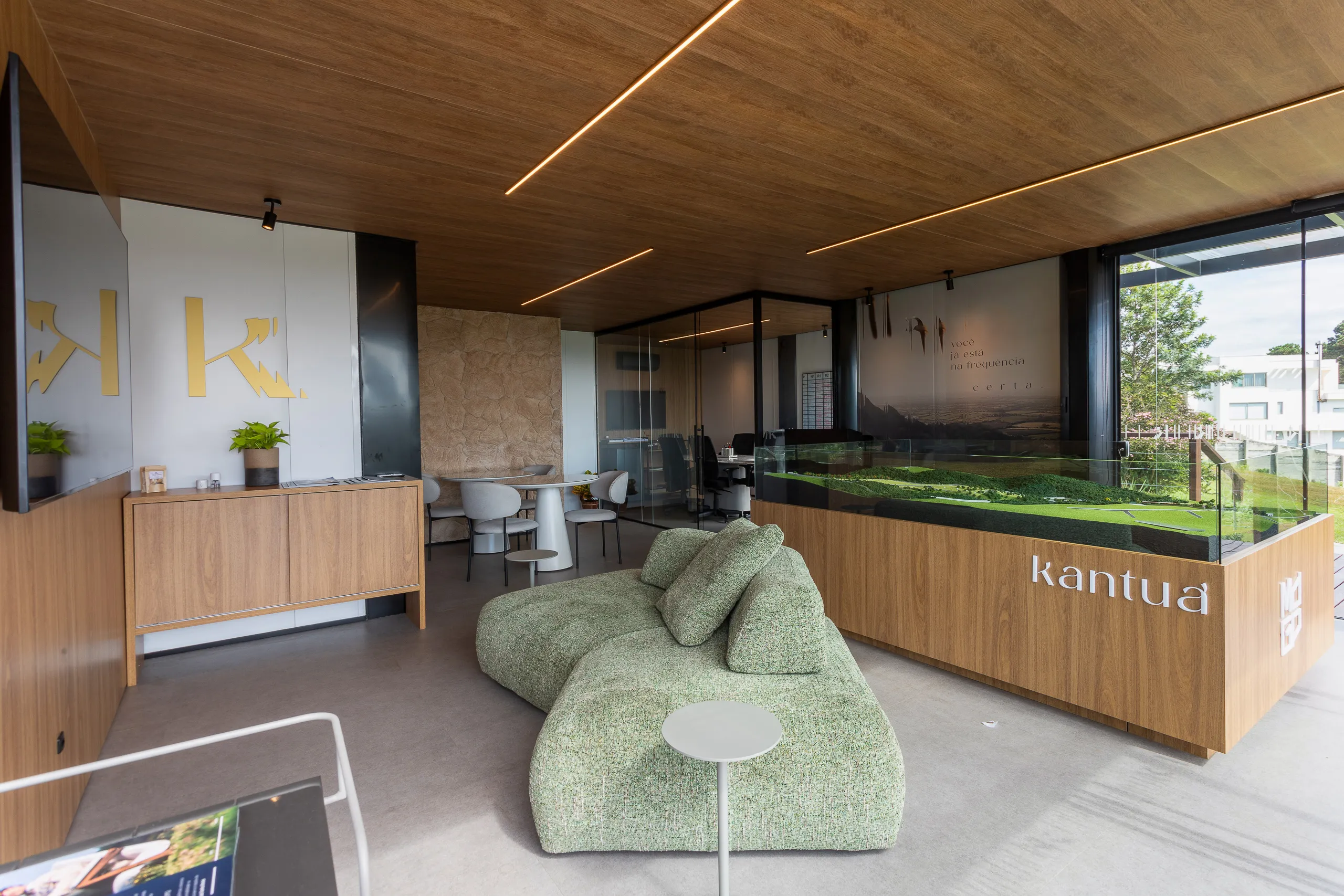 Plantão de vendas em container modular AGISA com design moderno e estrutura termoacústica