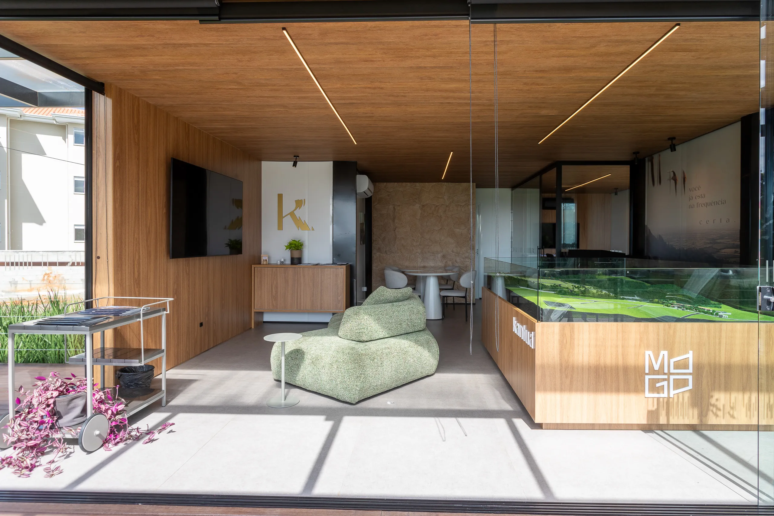 Plantão de vendas em container modular AGISA com design moderno e estrutura termoacústica