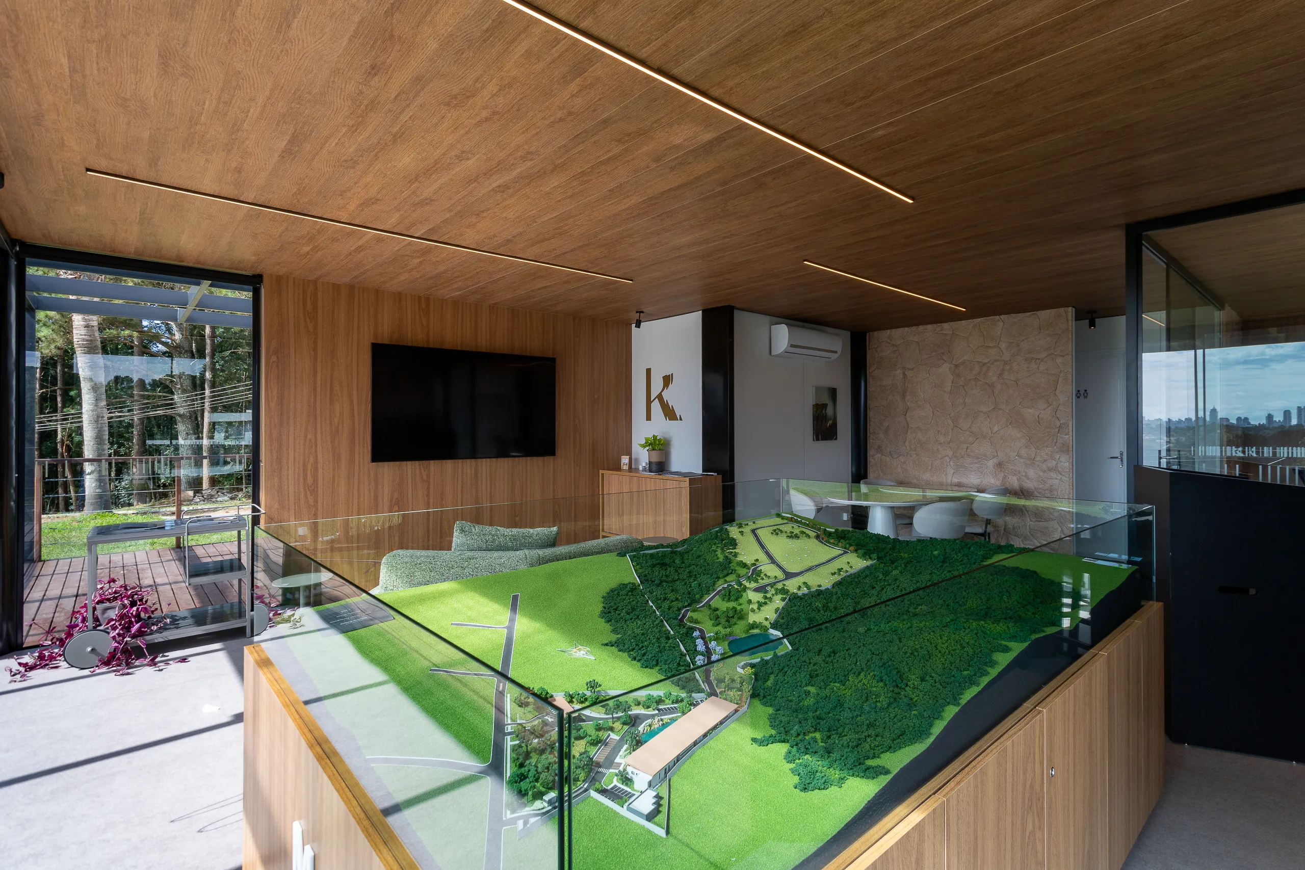 Plantão de vendas em container modular AGISA com design moderno e estrutura termoacústica