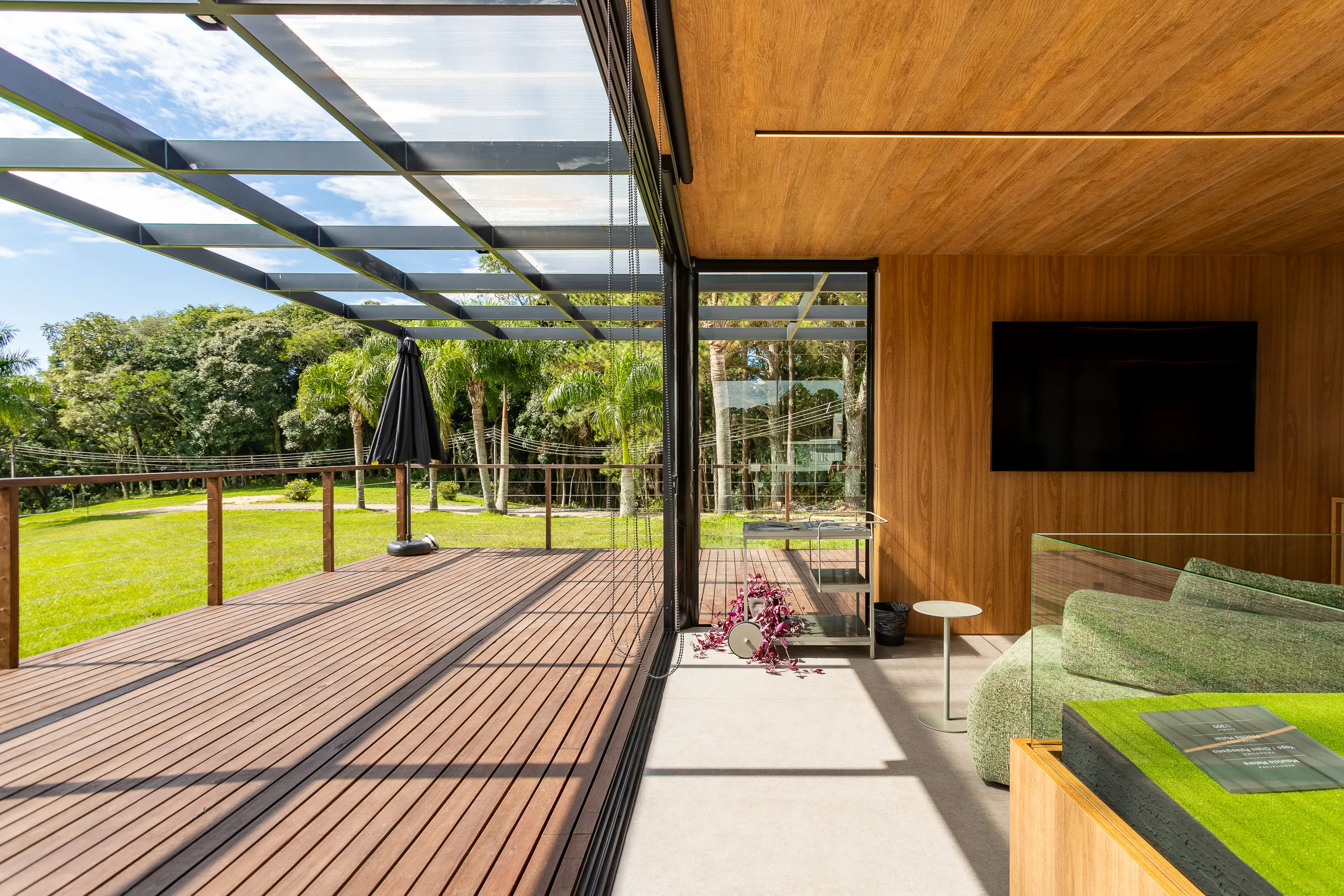 Plantão de vendas em container modular AGISA com design moderno e estrutura termoacústica