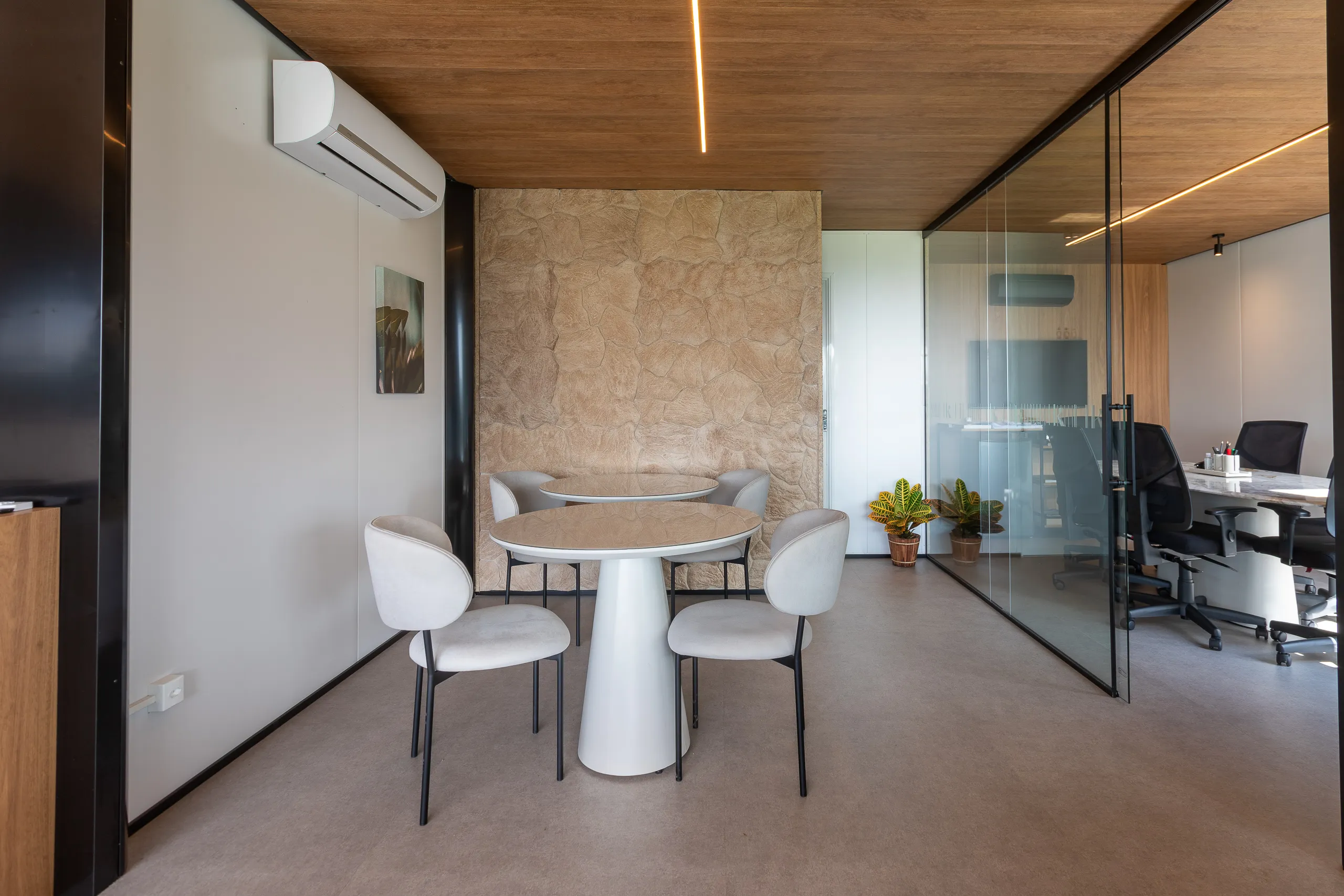 Plantão de vendas em container modular AGISA com design moderno e estrutura termoacústica