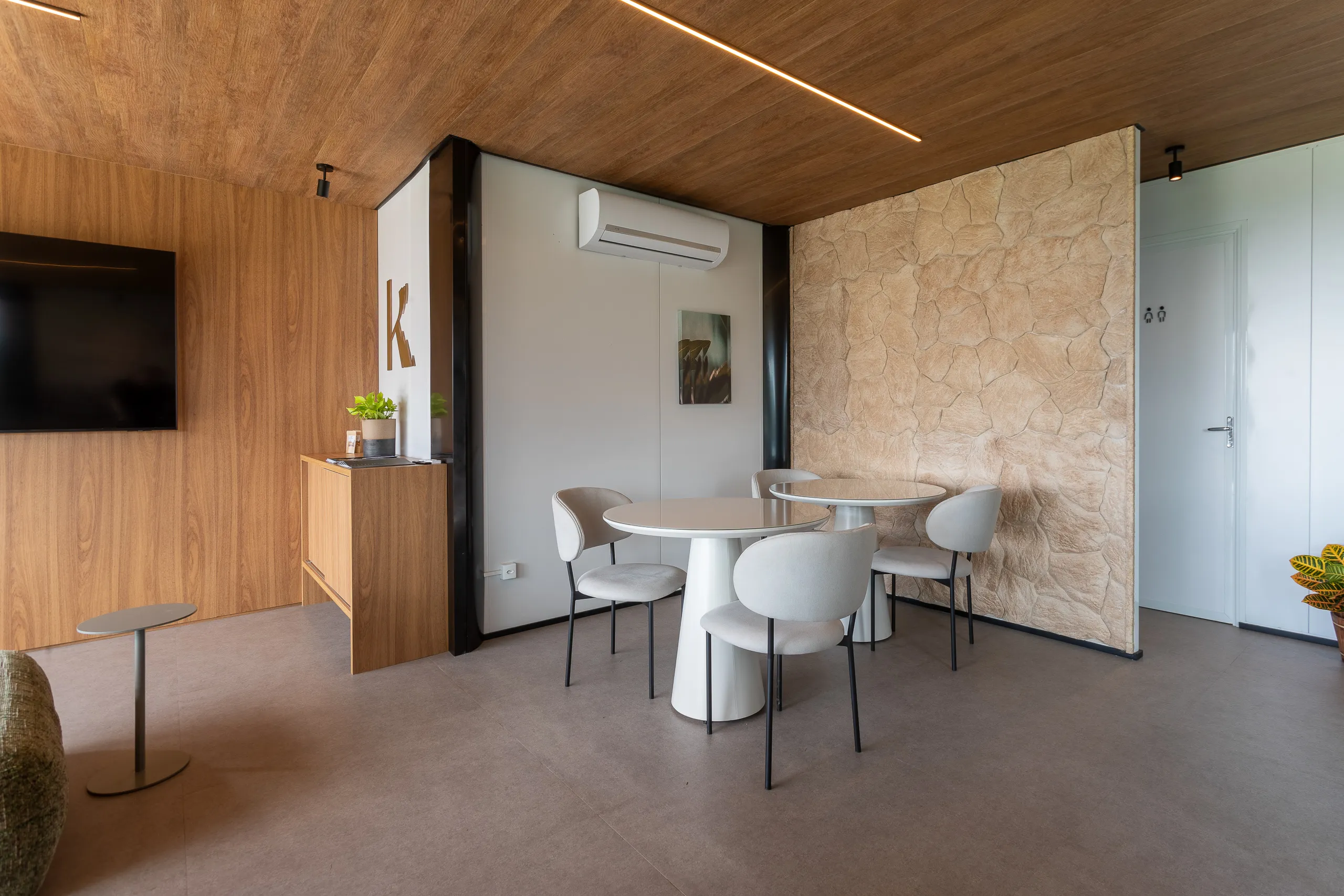 Plantão de vendas em container modular AGISA com design moderno e estrutura termoacústica