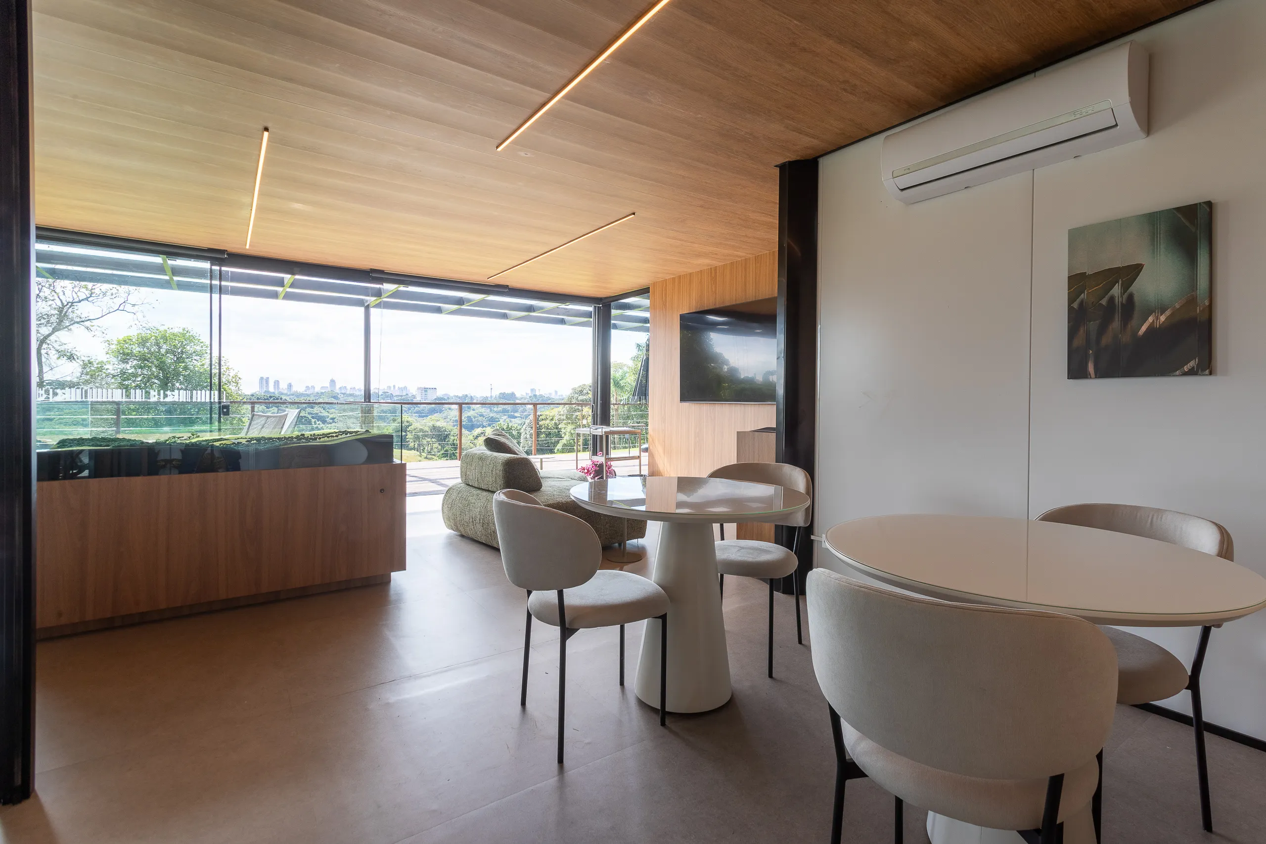 Plantão de vendas em container modular AGISA com design moderno e estrutura termoacústica