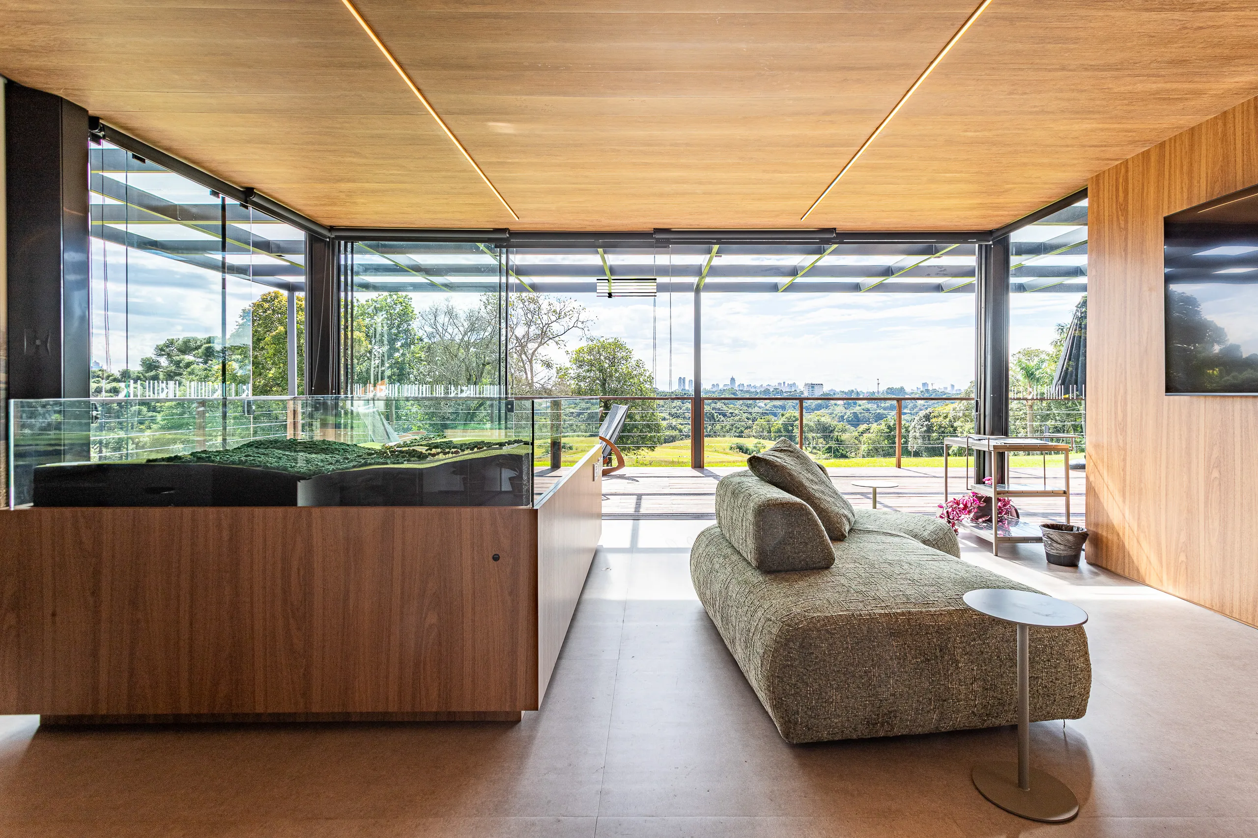 Plantão de vendas em container modular AGISA com design moderno e estrutura termoacústica