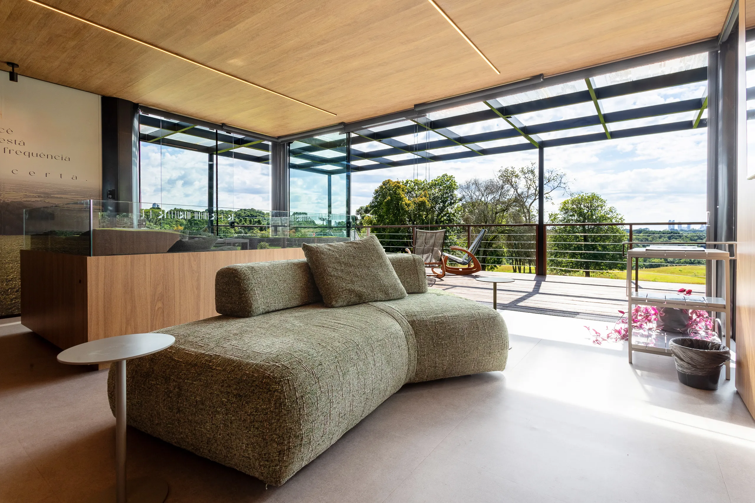 Plantão de vendas em container modular AGISA com design moderno e estrutura termoacústica