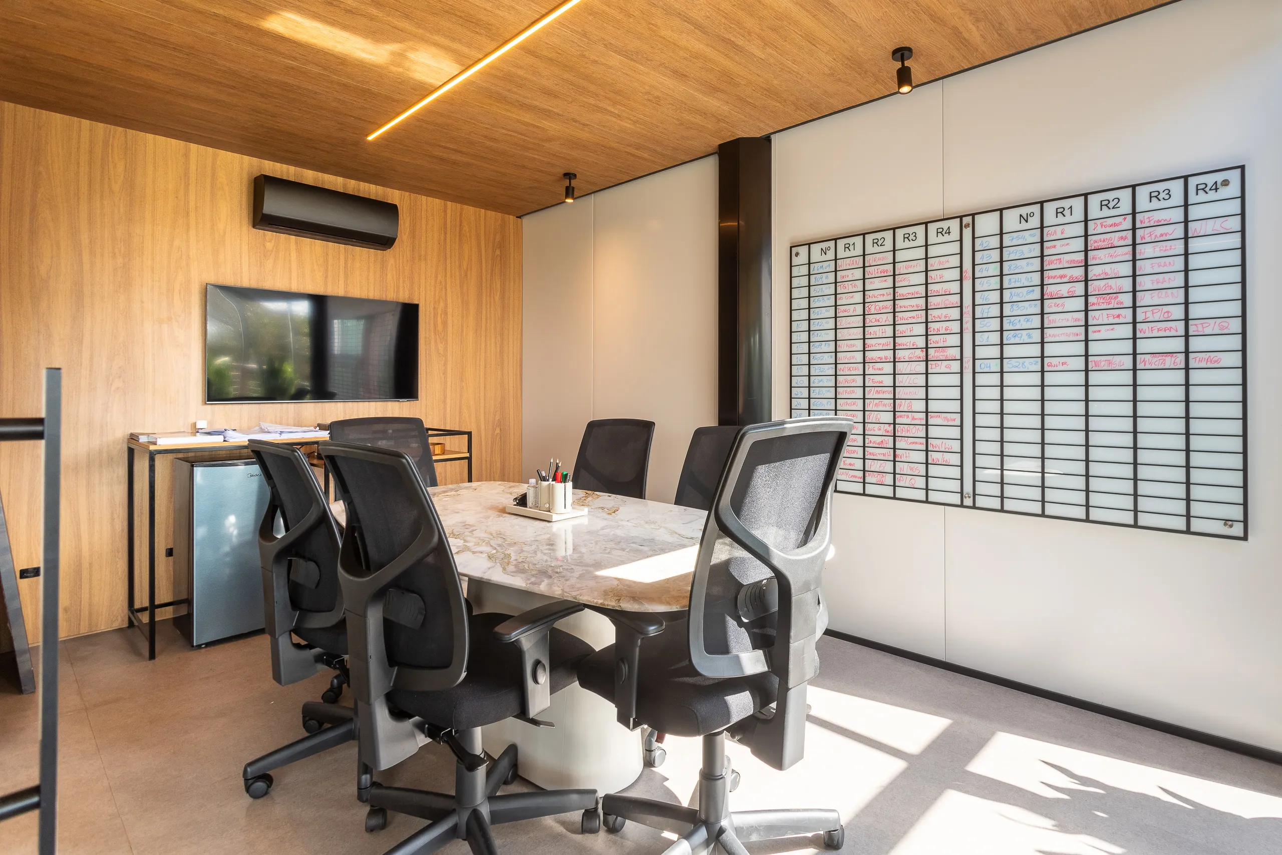 Plantão de vendas em container modular AGISA com design moderno e estrutura termoacústica