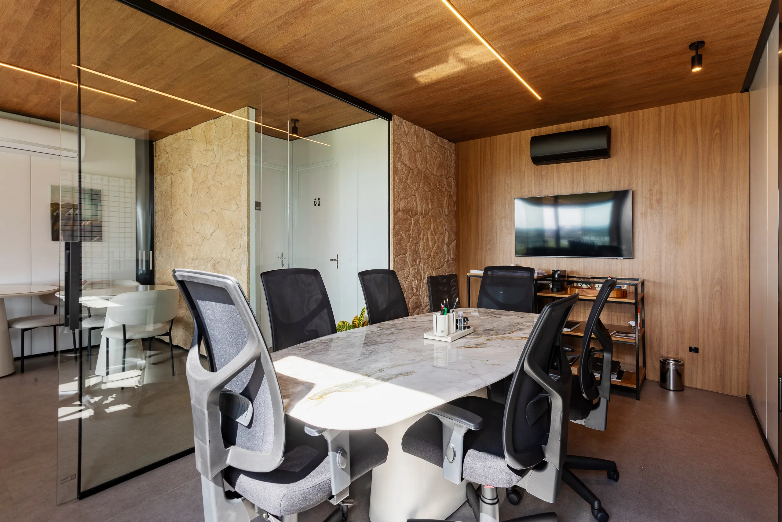 Plantão de vendas em container modular AGISA com design moderno e estrutura termoacústica