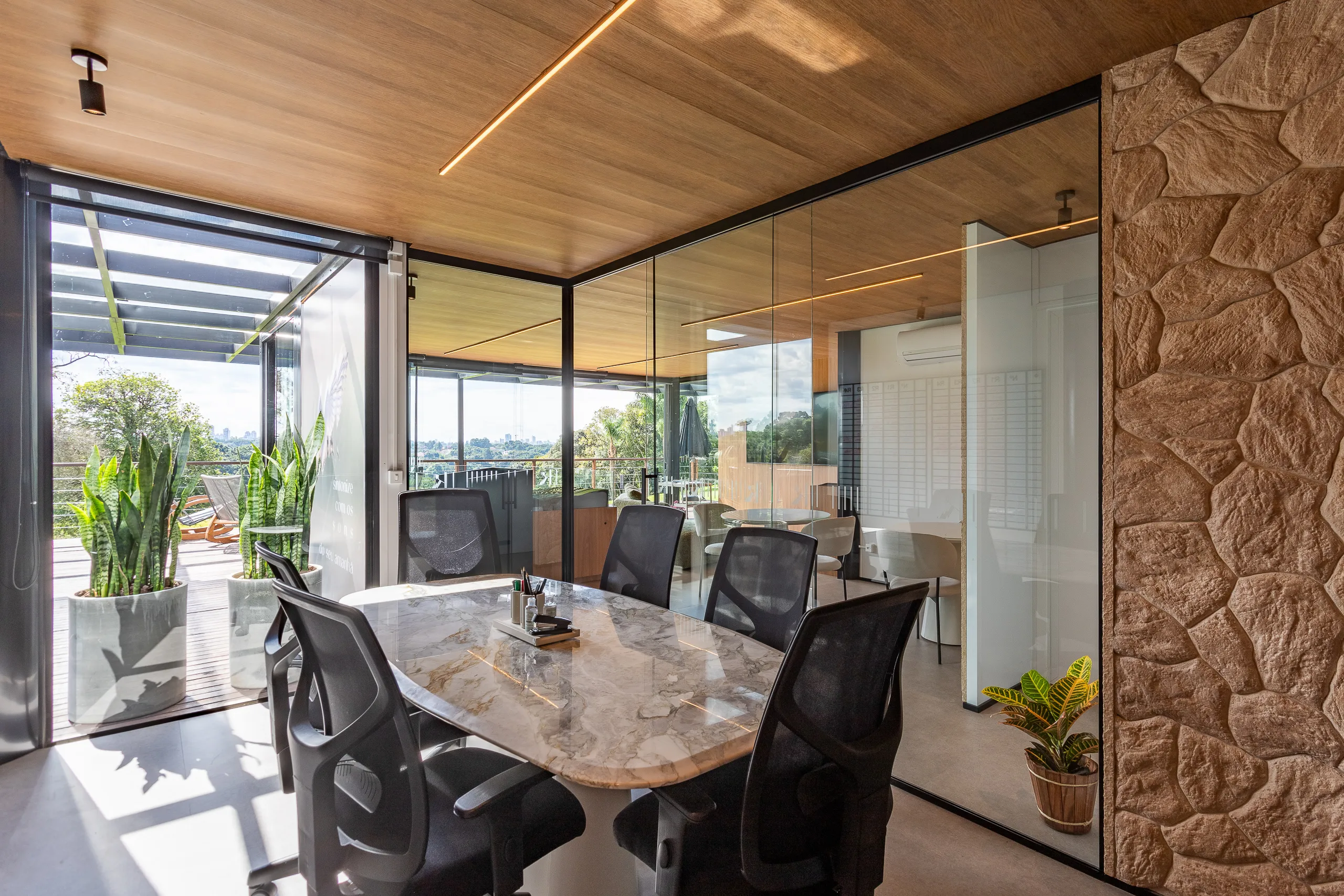 Plantão de vendas em container modular AGISA com design moderno e estrutura termoacústica