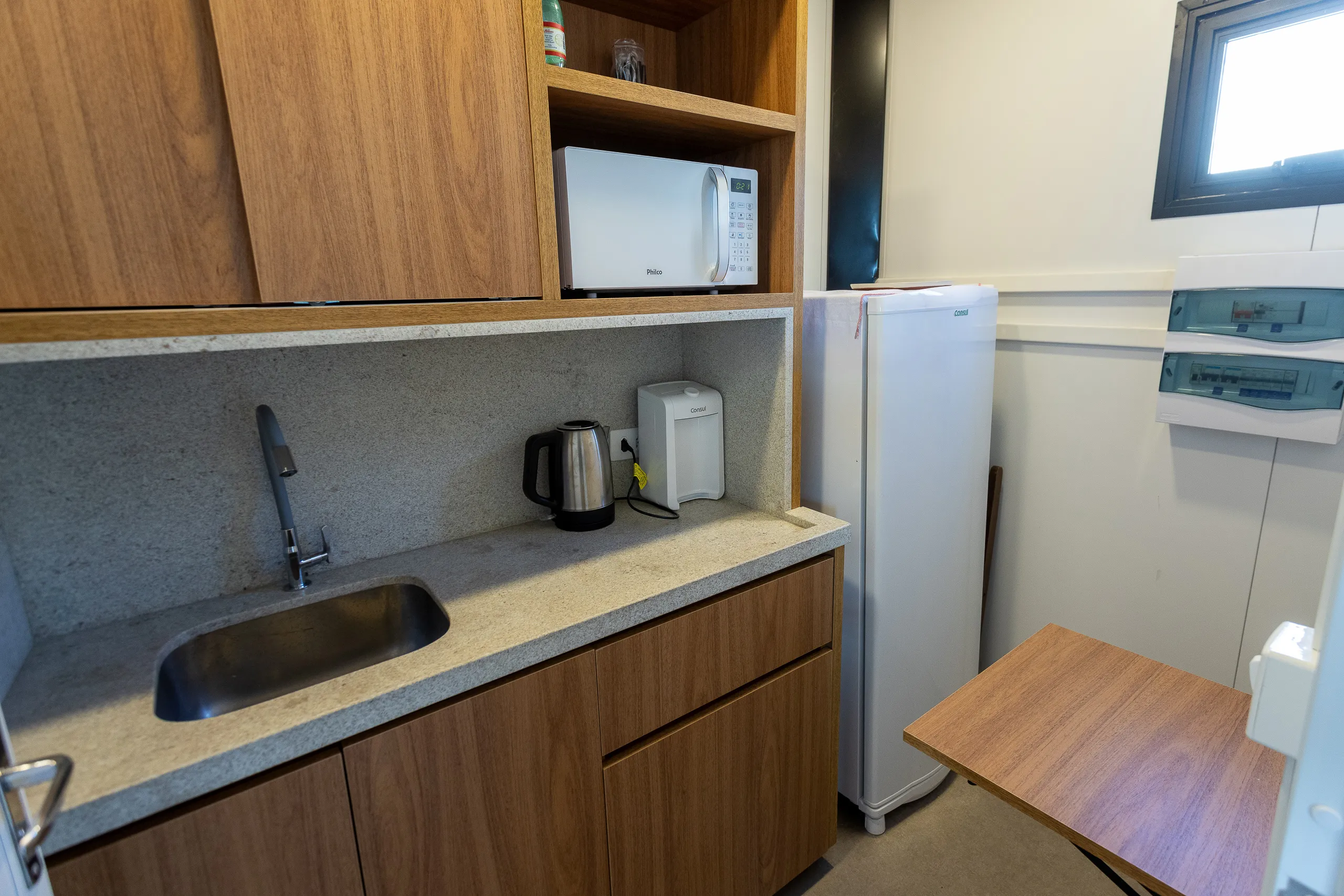 Plantão de vendas em container modular AGISA com design moderno e estrutura termoacústica