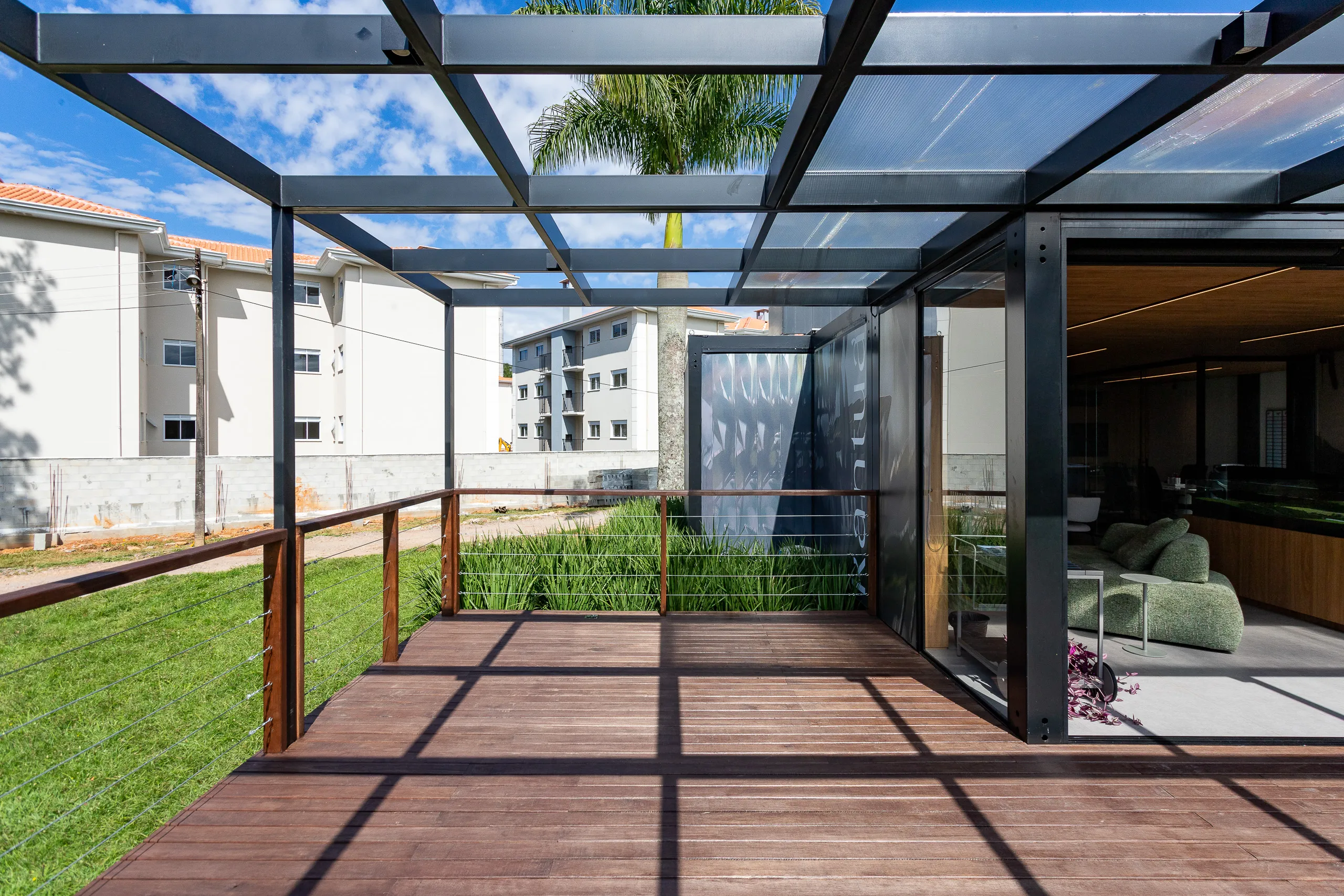 Plantão de vendas em container modular AGISA com design moderno e estrutura termoacústica