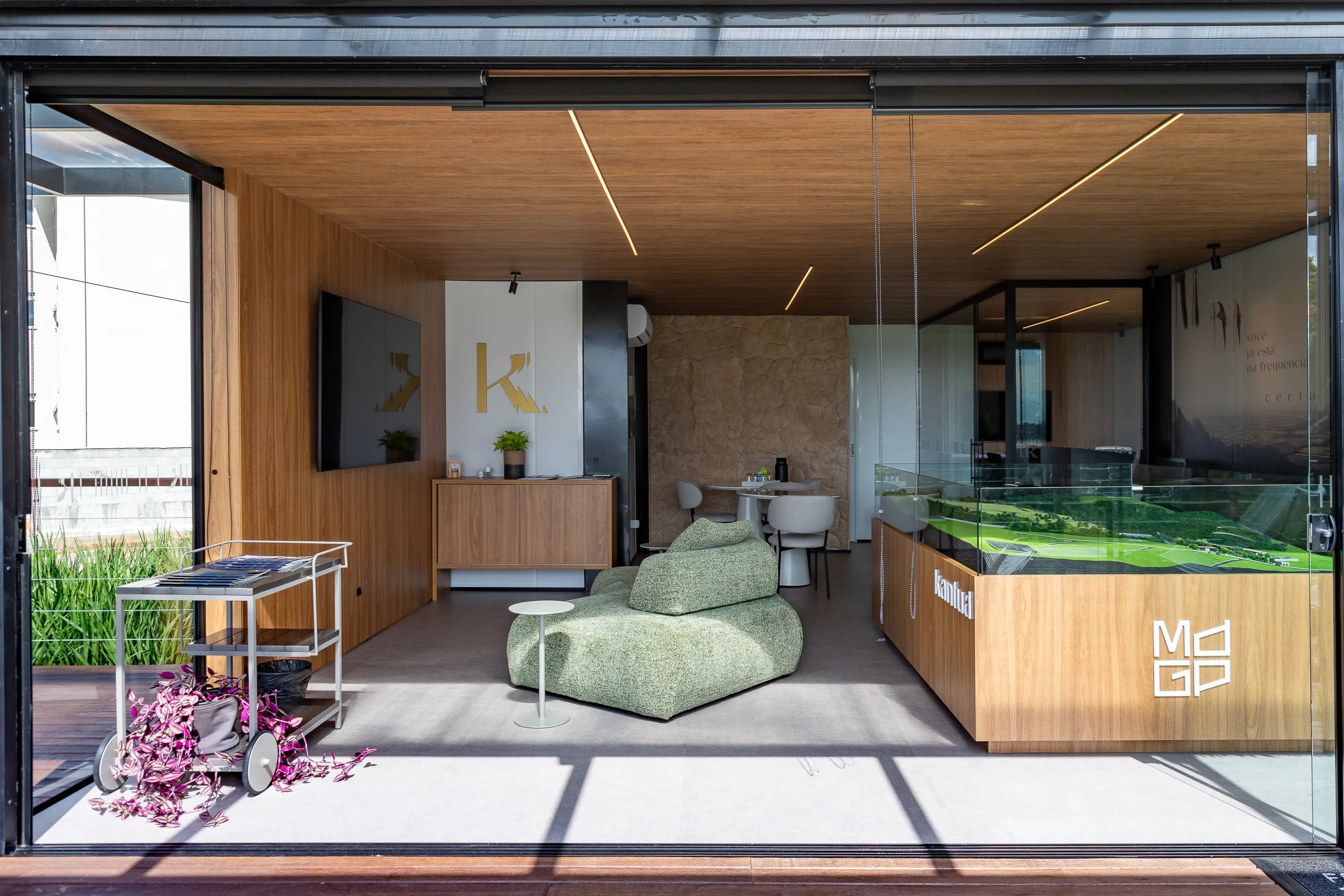 Plantão de vendas em container modular AGISA com design moderno e estrutura termoacústica