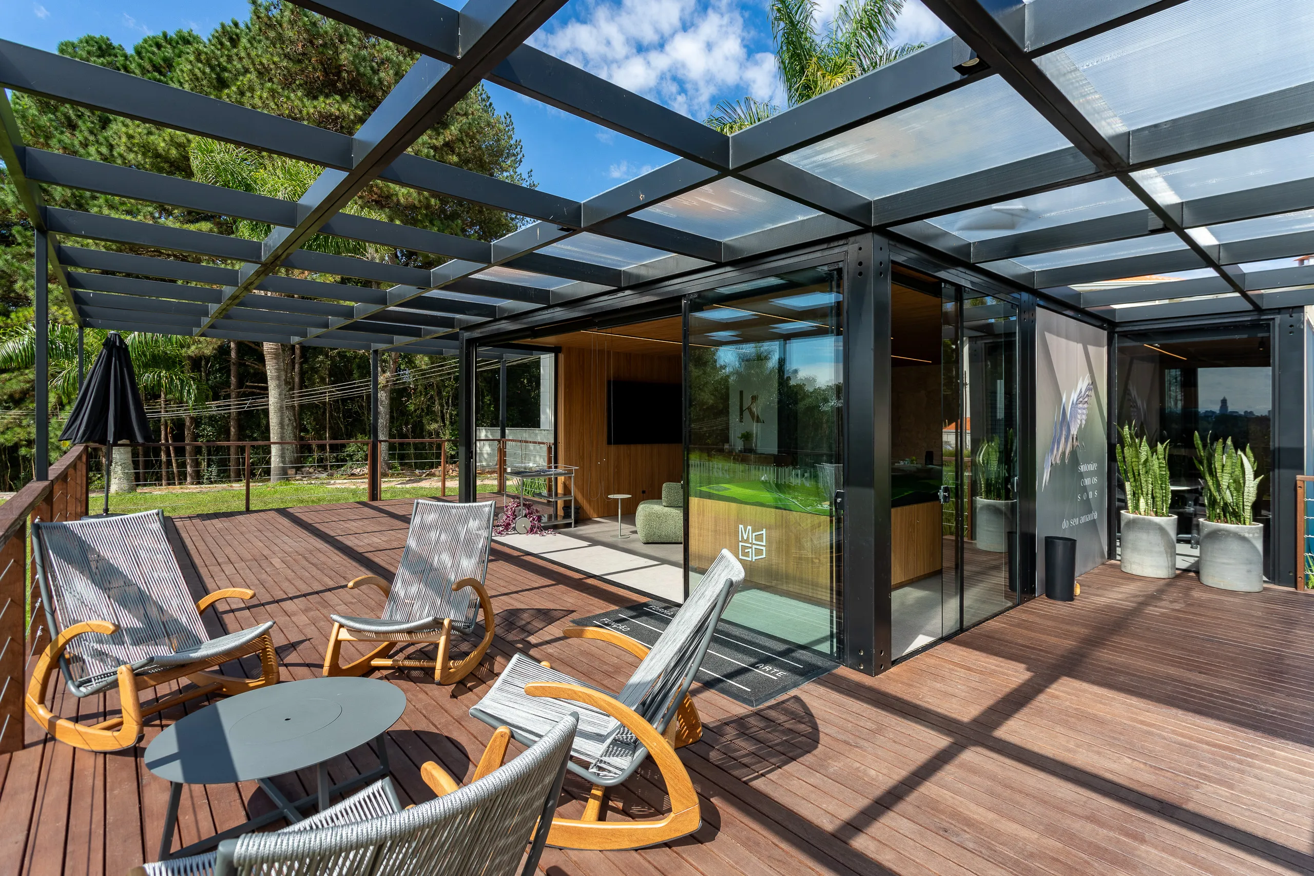 Plantão de vendas em container modular AGISA com design moderno e estrutura termoacústica