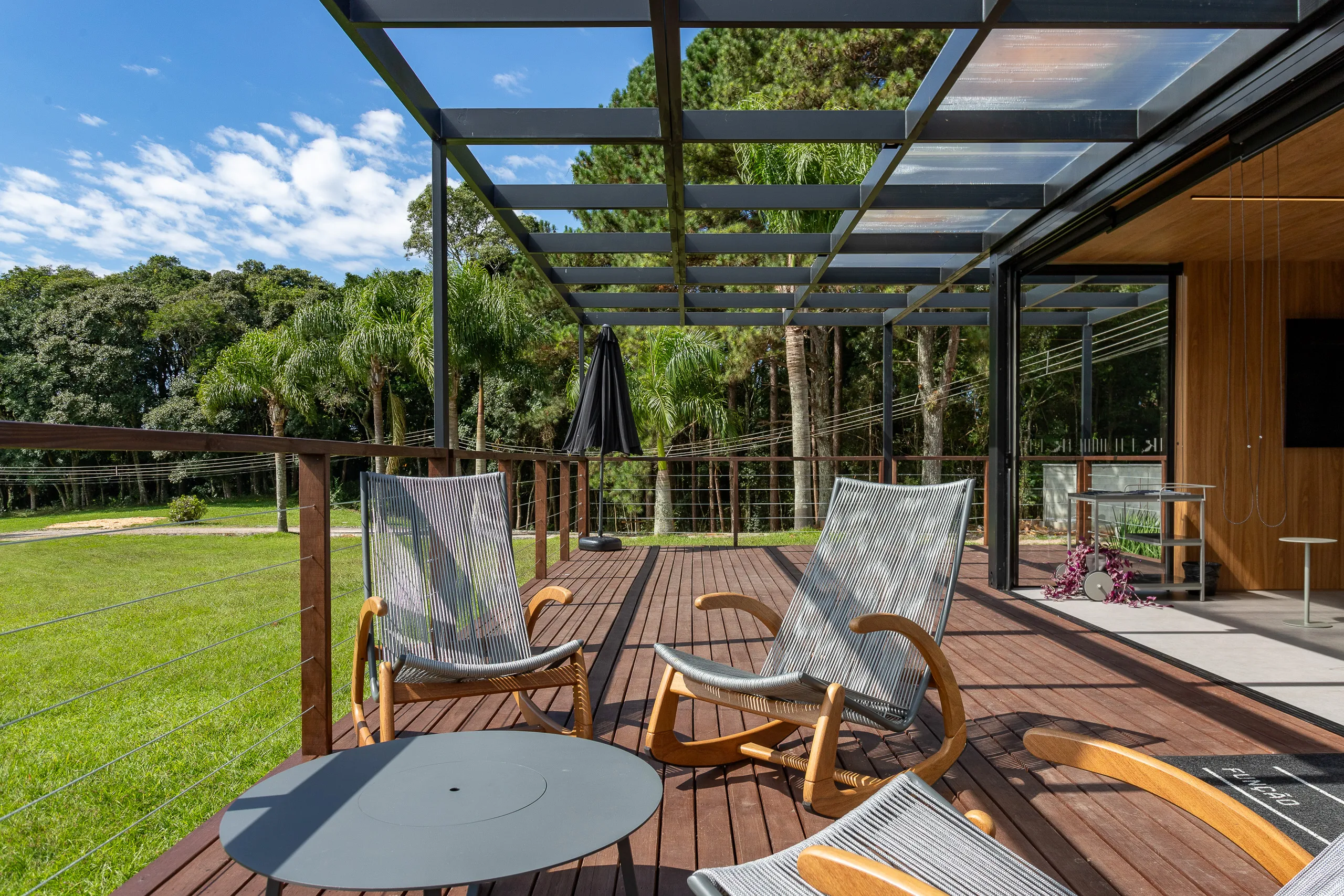 Plantão de vendas em container modular AGISA com design moderno e estrutura termoacústica