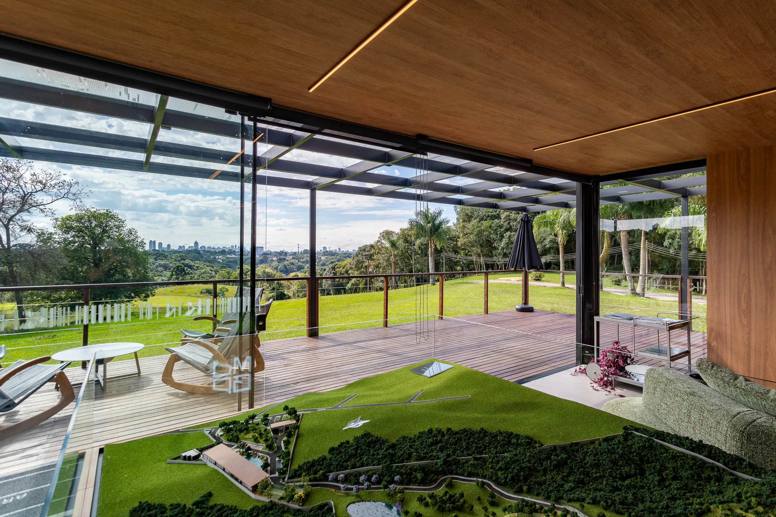 Plantão de vendas em container modular AGISA com design moderno e estrutura termoacústica