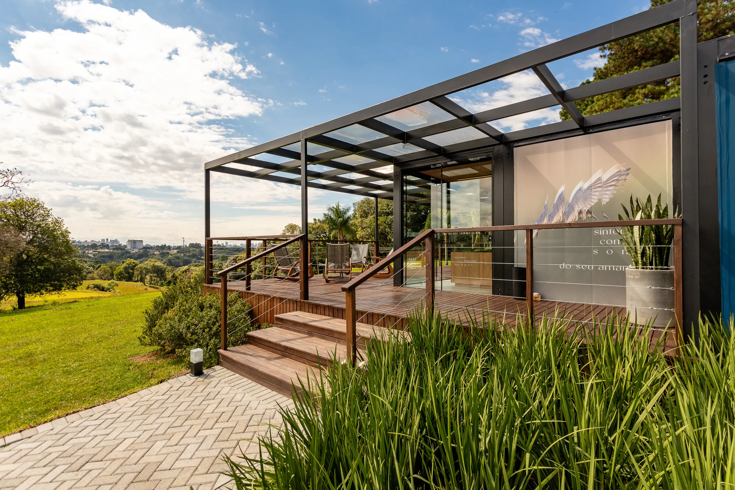 Plantão de vendas em container modular AGISA com design moderno e estrutura termoacústica