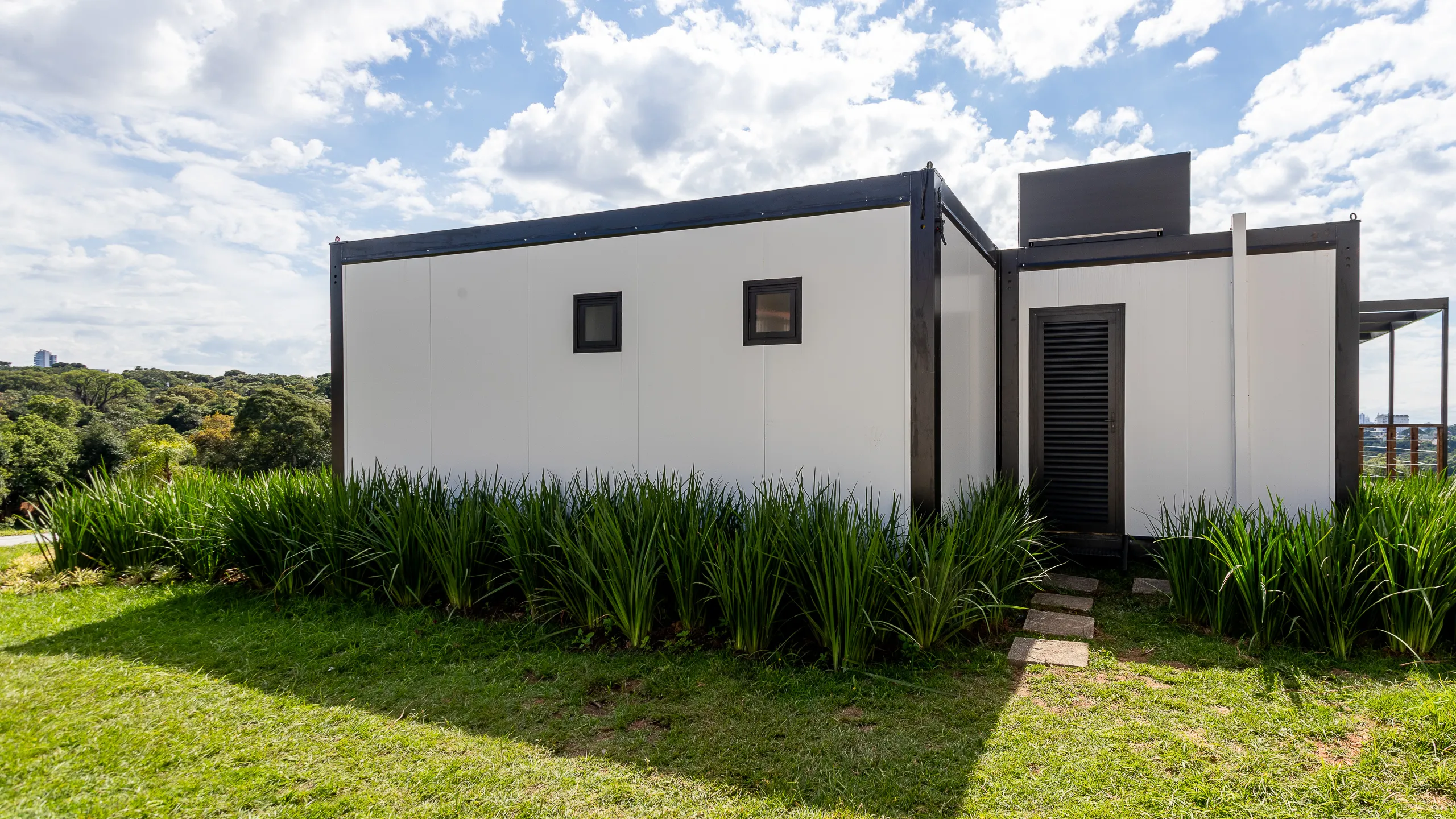 Plantão de vendas em container modular AGISA com design moderno e estrutura termoacústica