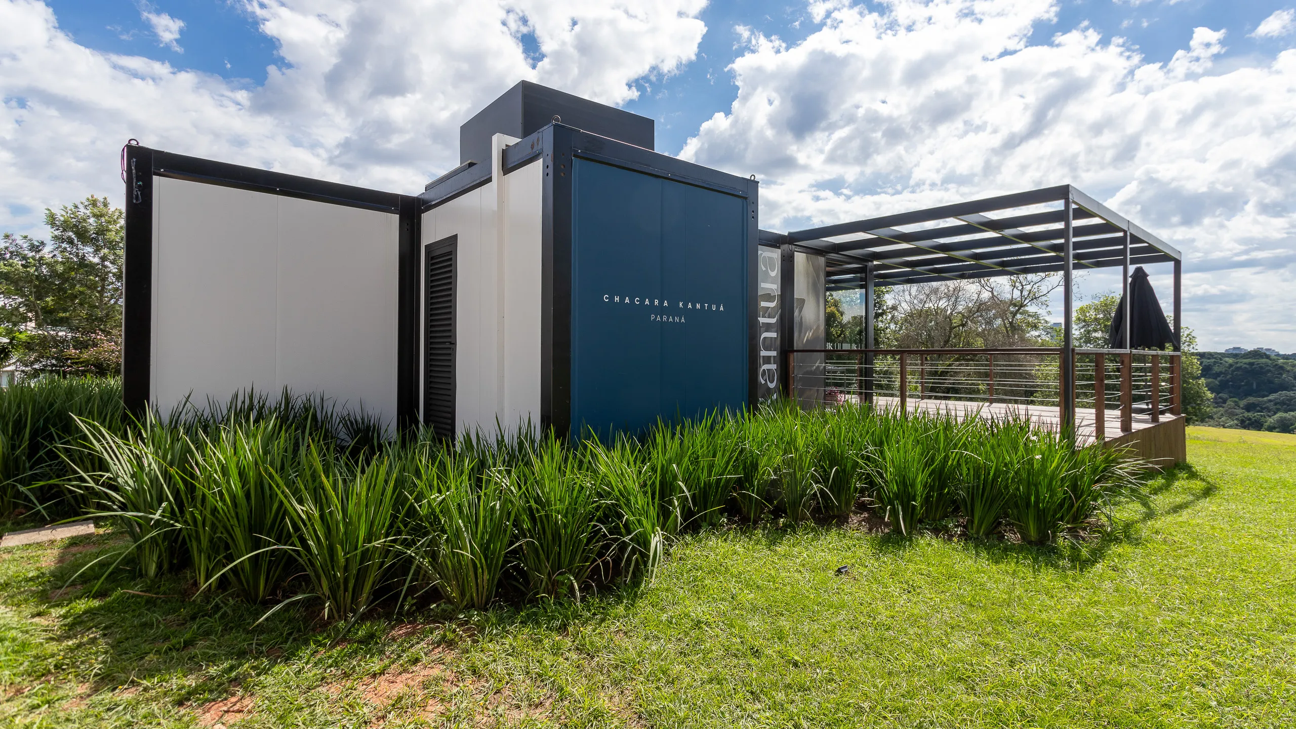 Plantão de vendas em container modular AGISA com design moderno e estrutura termoacústica