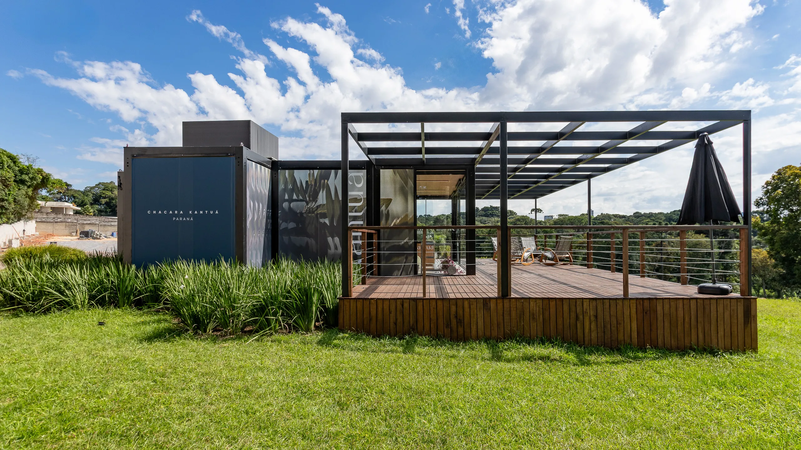 Plantão de vendas em container modular AGISA com design moderno e estrutura termoacústica