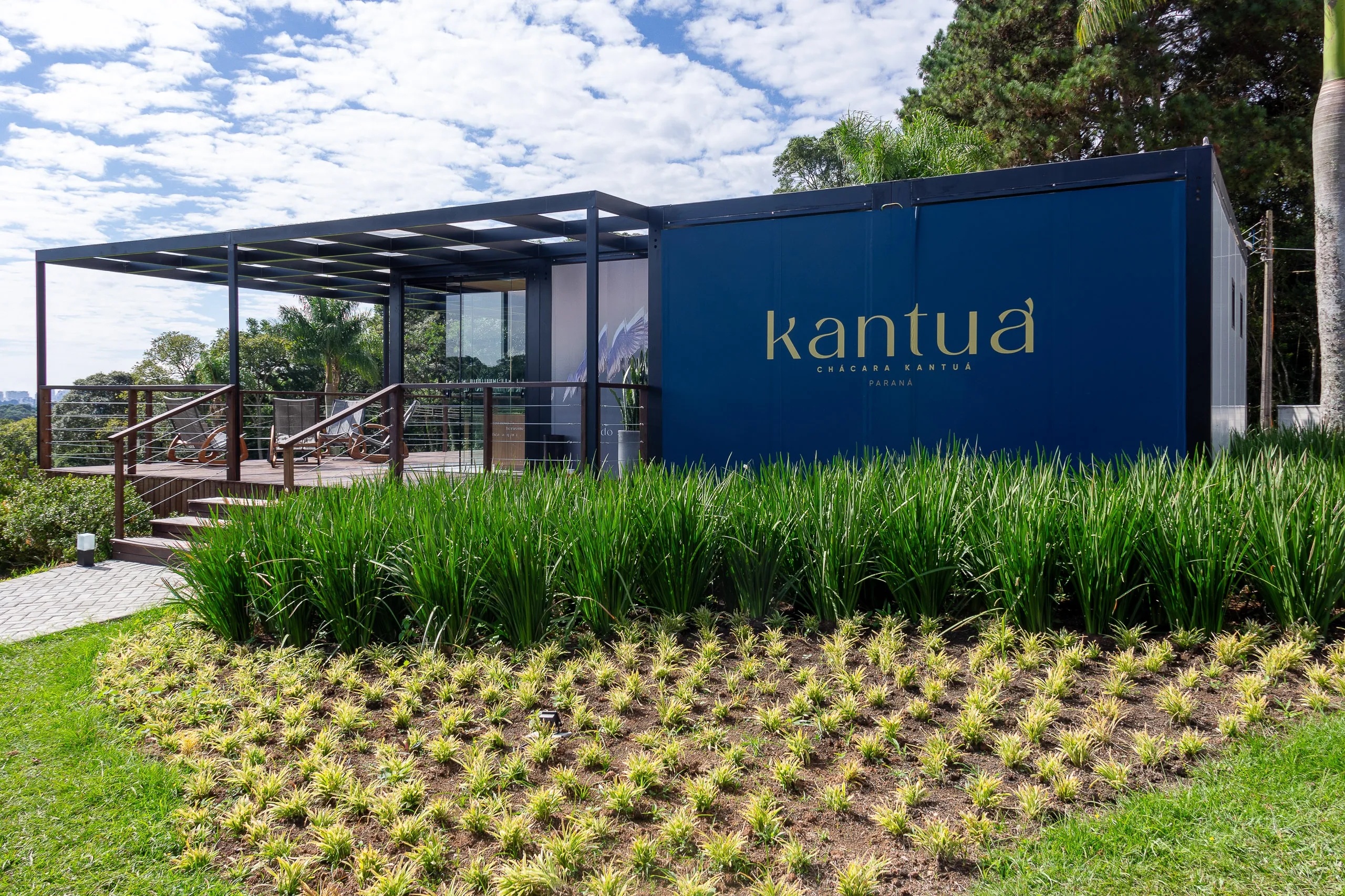 Plantão de vendas em container modular AGISA com design moderno e estrutura termoacústica