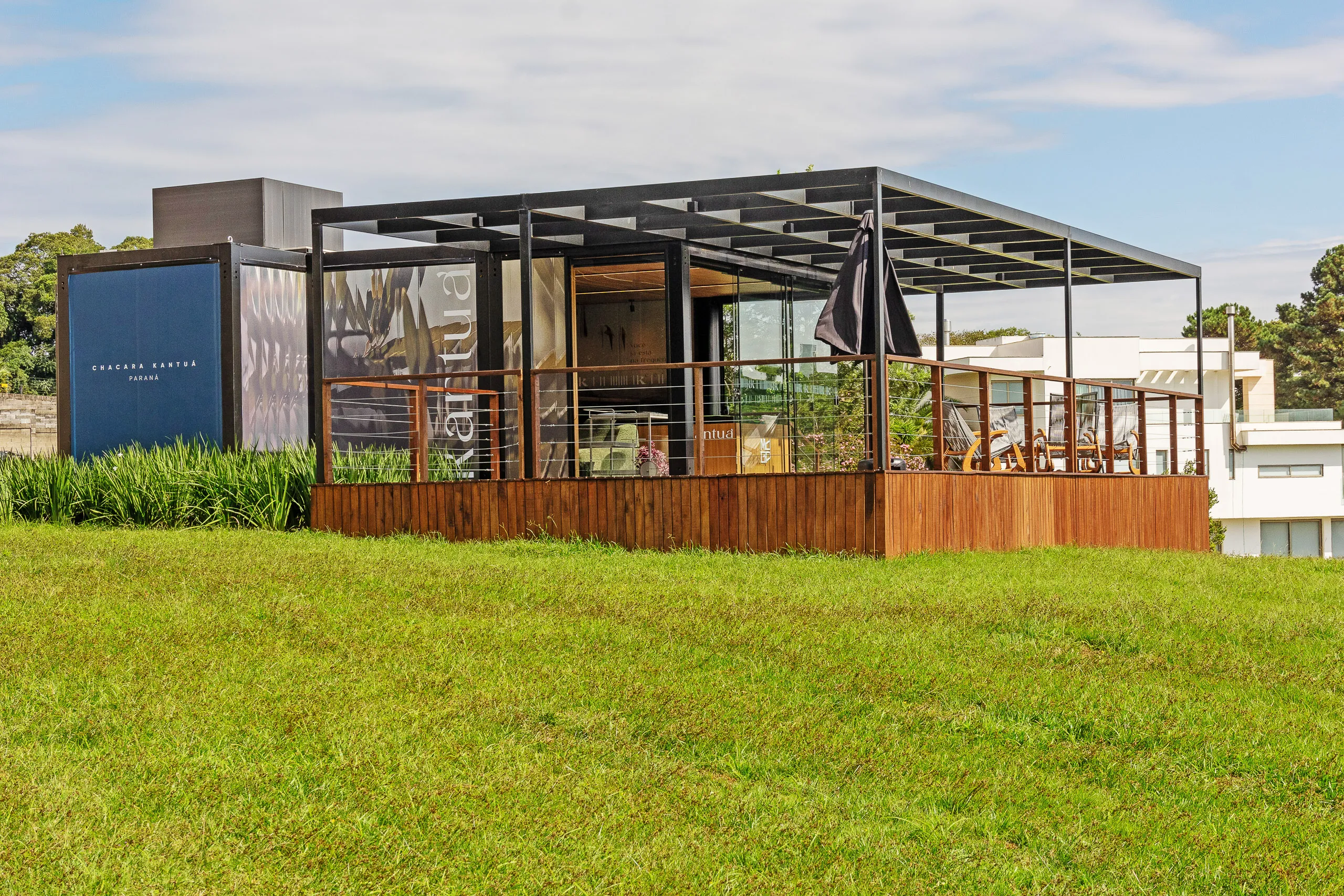 Plantão de vendas em container modular AGISA com design moderno e estrutura termoacústica