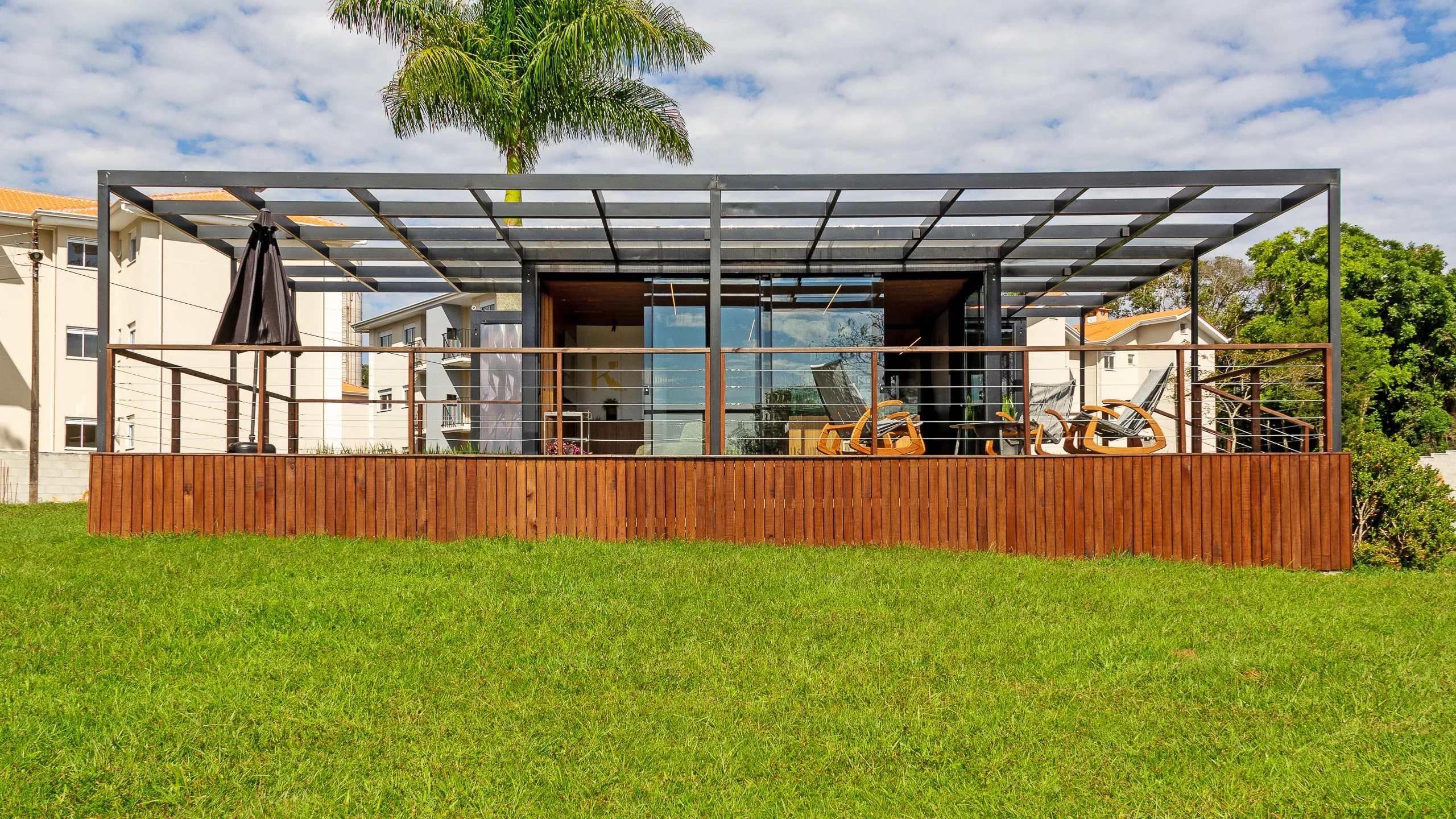 Plantão de vendas em container modular AGISA com design moderno e estrutura termoacústica