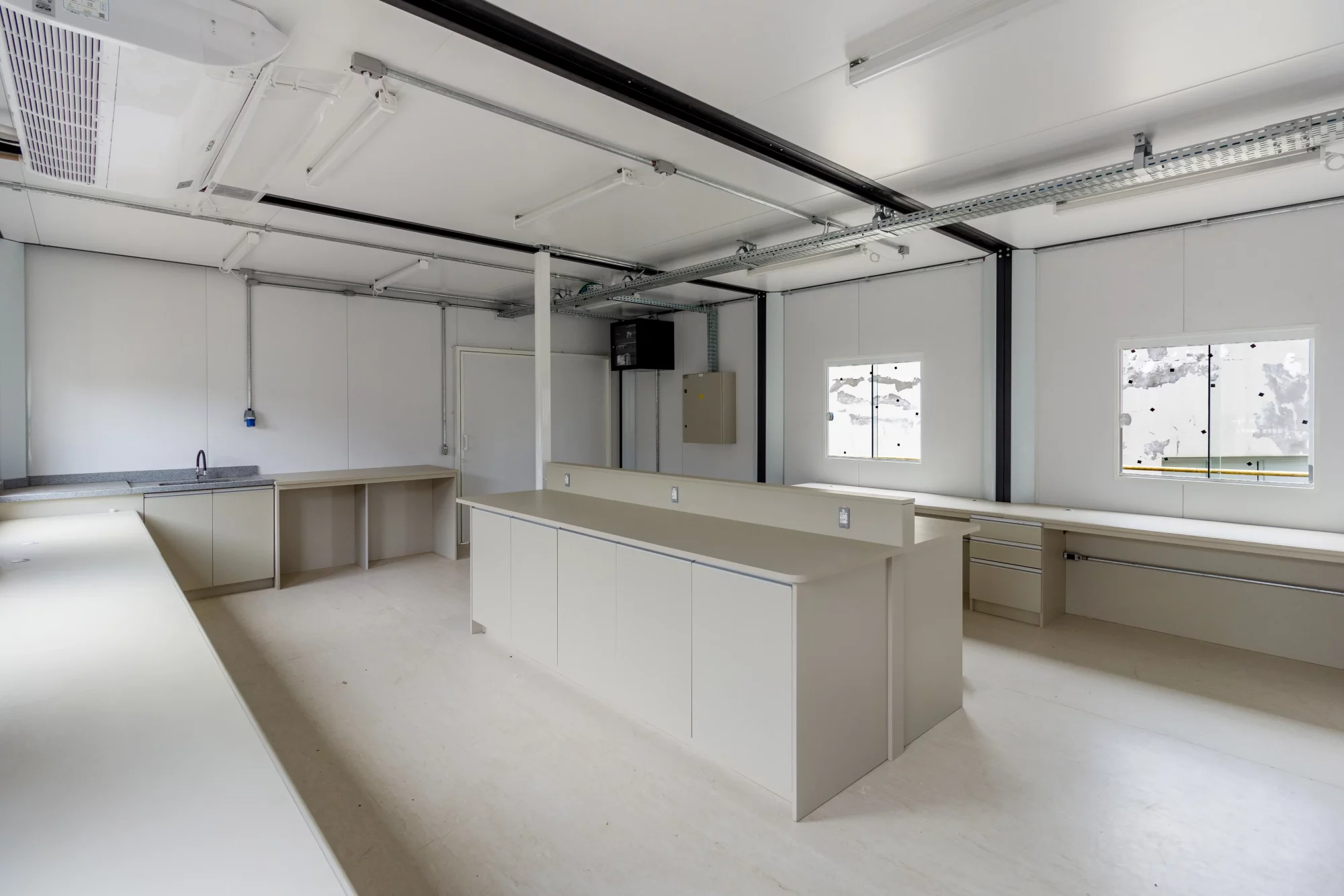 Interior de laboratório modular AGISA com iluminação uniforme.