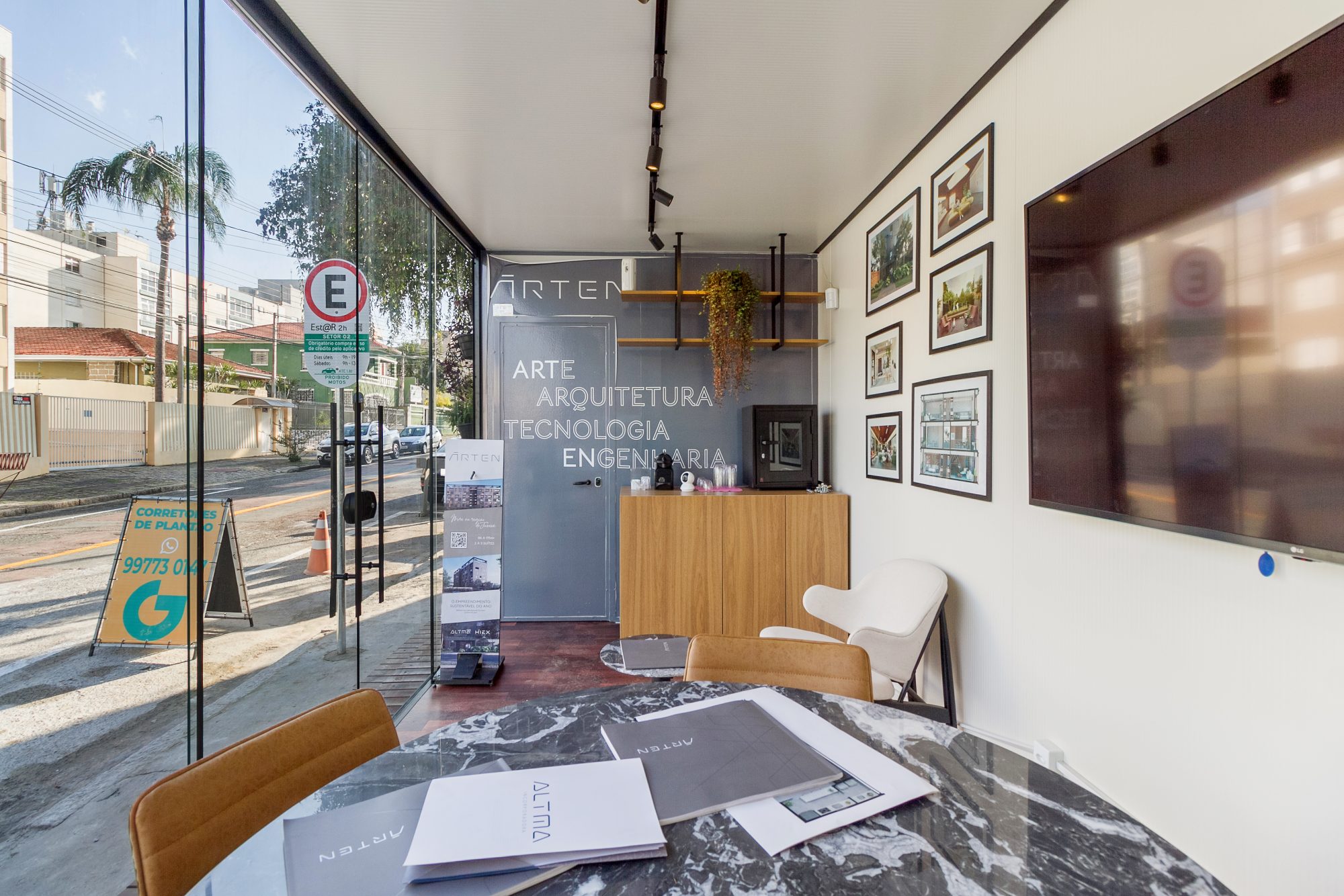 Plantão de vendas modular AGISA com estrutura metálica e fachada moderna