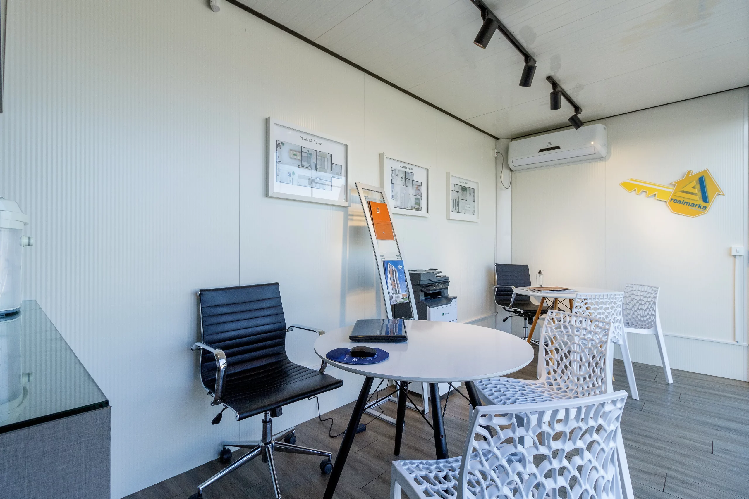 Container modular AGISA — plantão de vendas moderno com estrutura metálica e acabamento termoacústico.