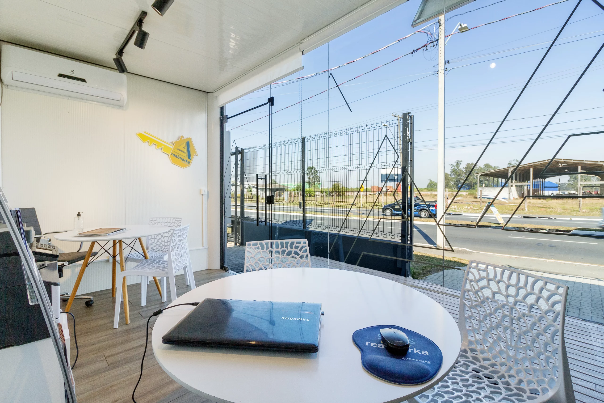 Container modular AGISA — plantão de vendas moderno com estrutura metálica e acabamento termoacústico.