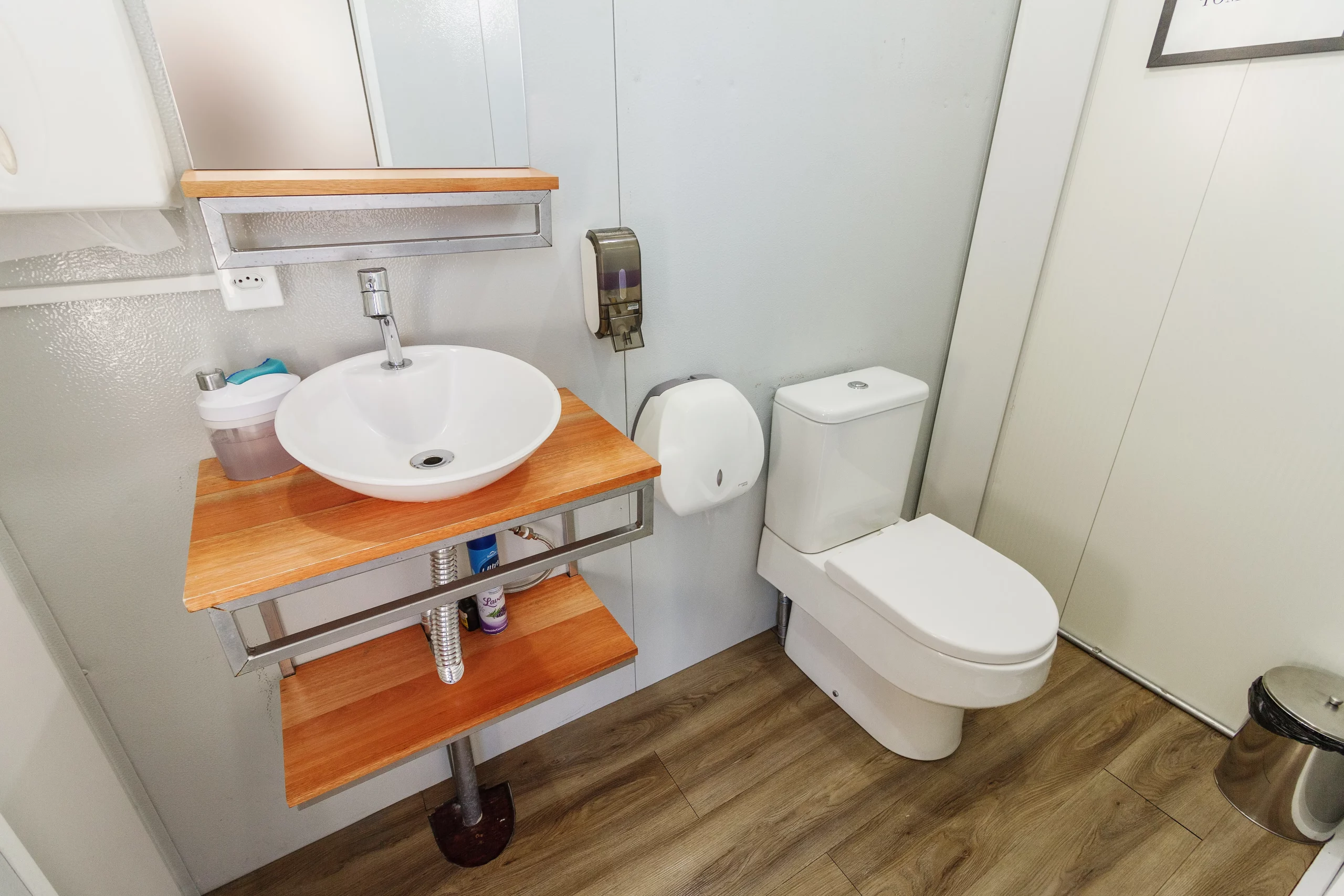 Container modular AGISA — plantão de vendas moderno com estrutura metálica e acabamento termoacústico.