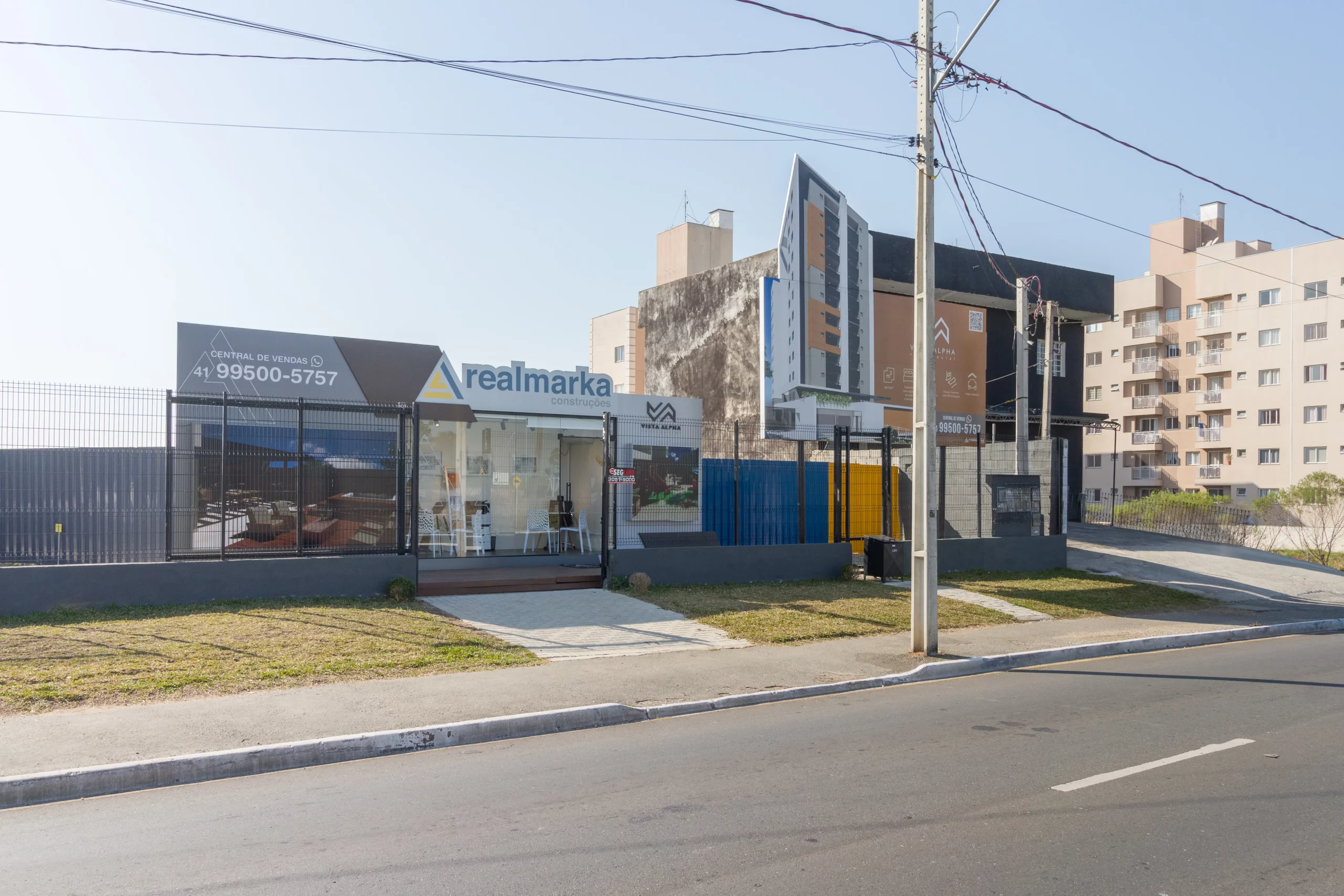 Container modular AGISA — plantão de vendas moderno com estrutura metálica e acabamento termoacústico.