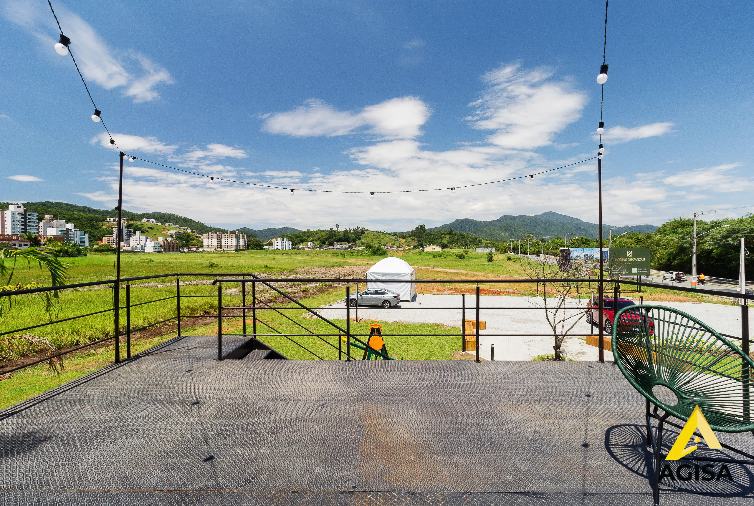 Plantão de vendas modular AGISA com estrutura metálica e fachada moderna