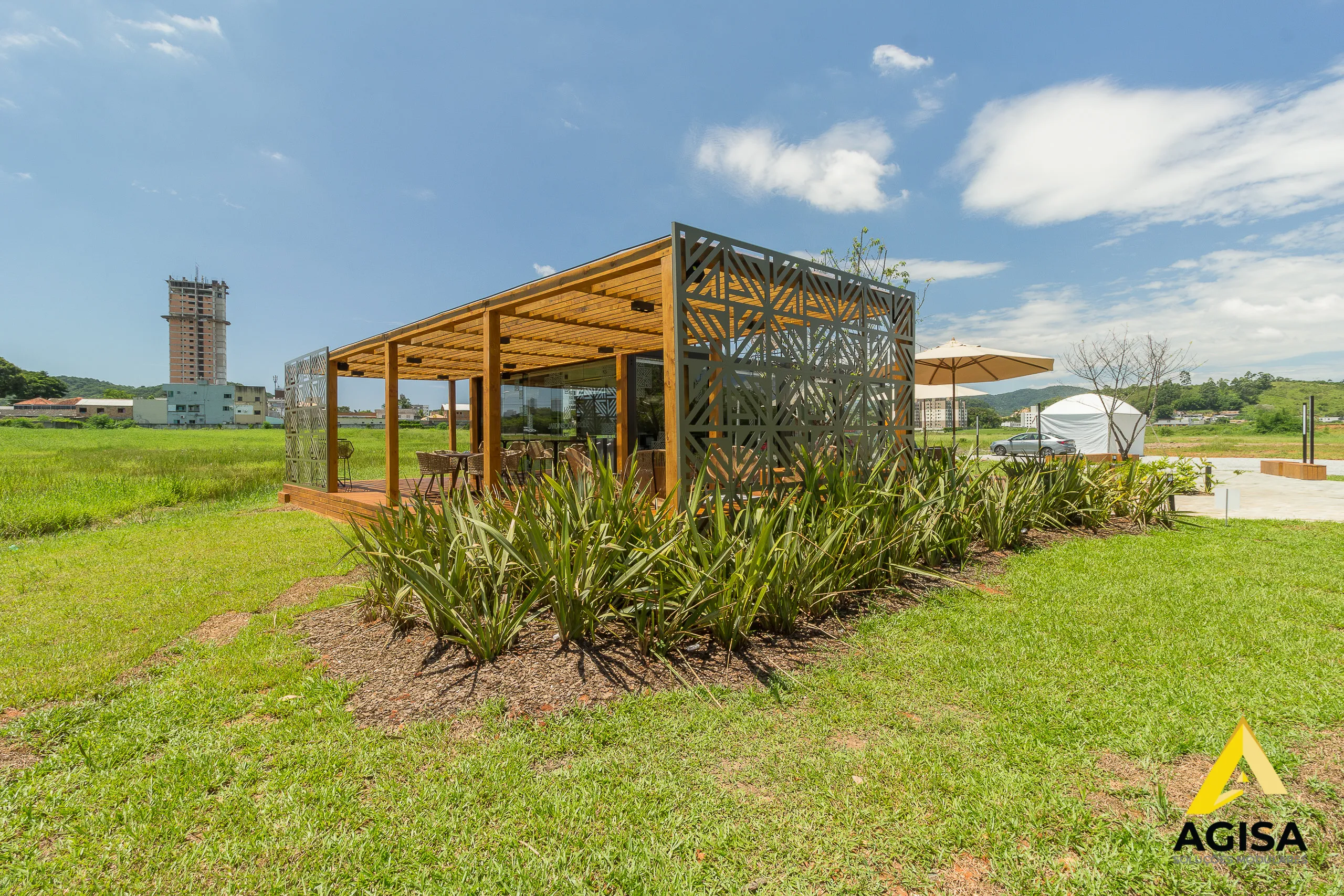 Plantão de vendas modular AGISA com estrutura metálica e fachada moderna