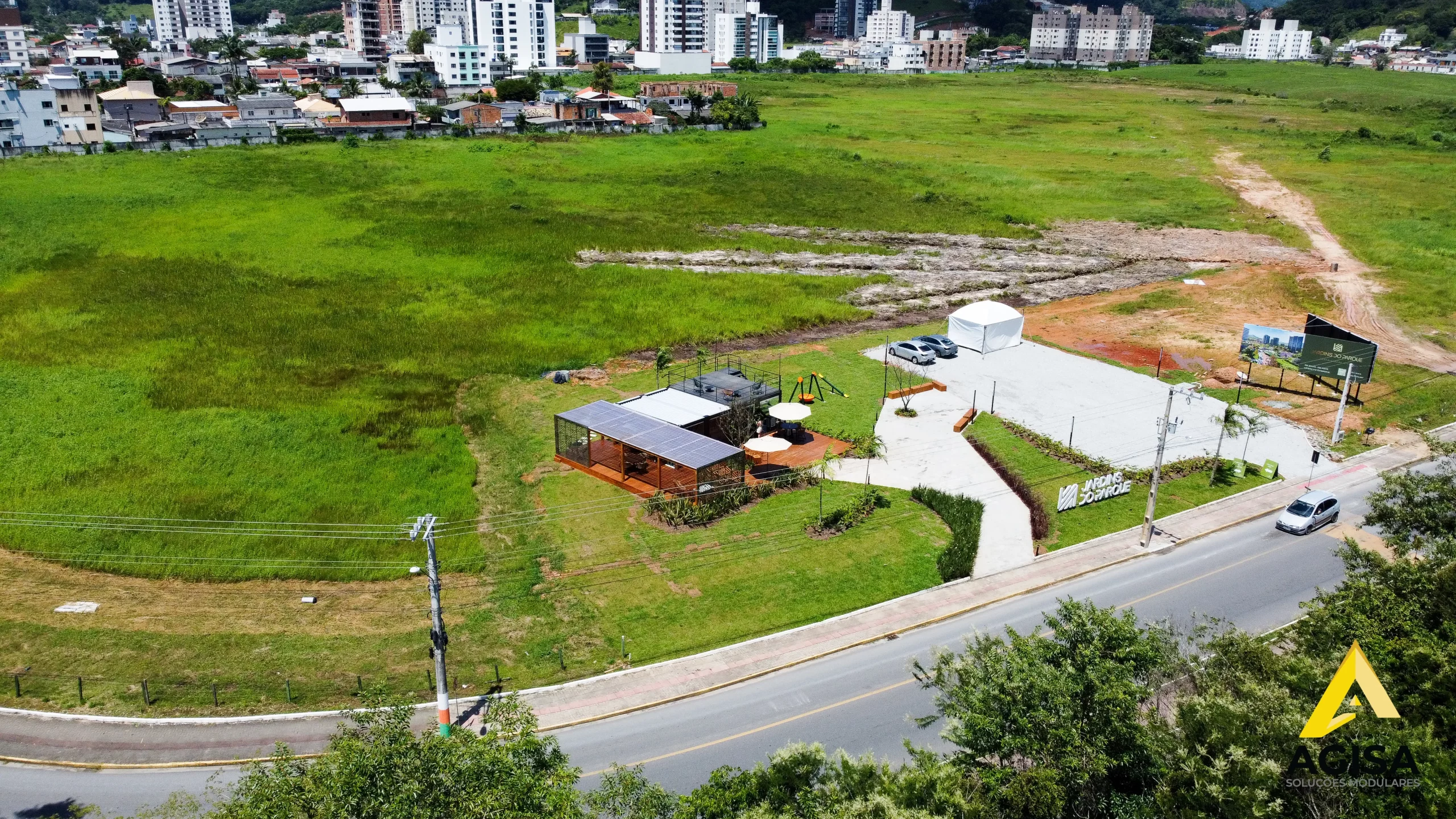 Plantão de vendas modular AGISA com estrutura metálica e fachada moderna