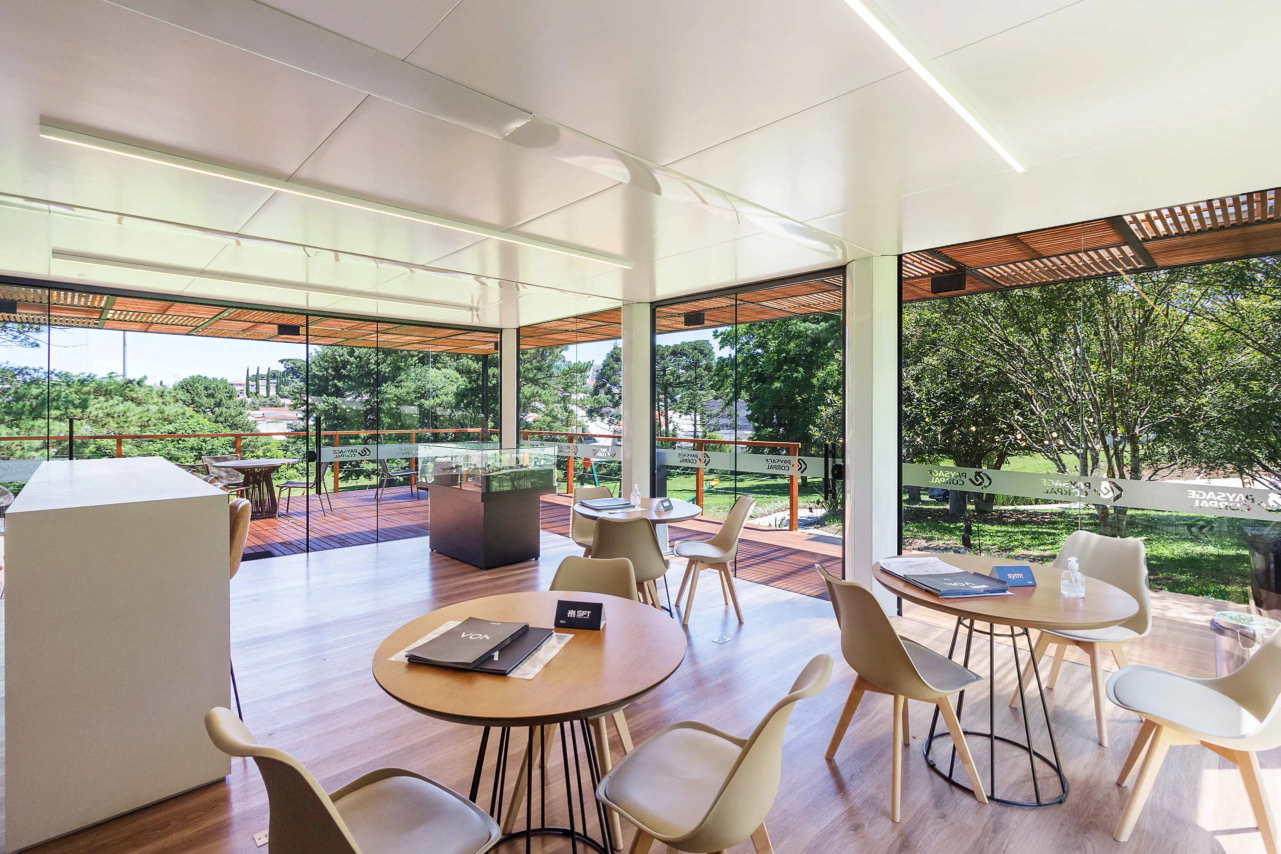 Plantão de vendas modular AGISA com estrutura metálica e fachada moderna