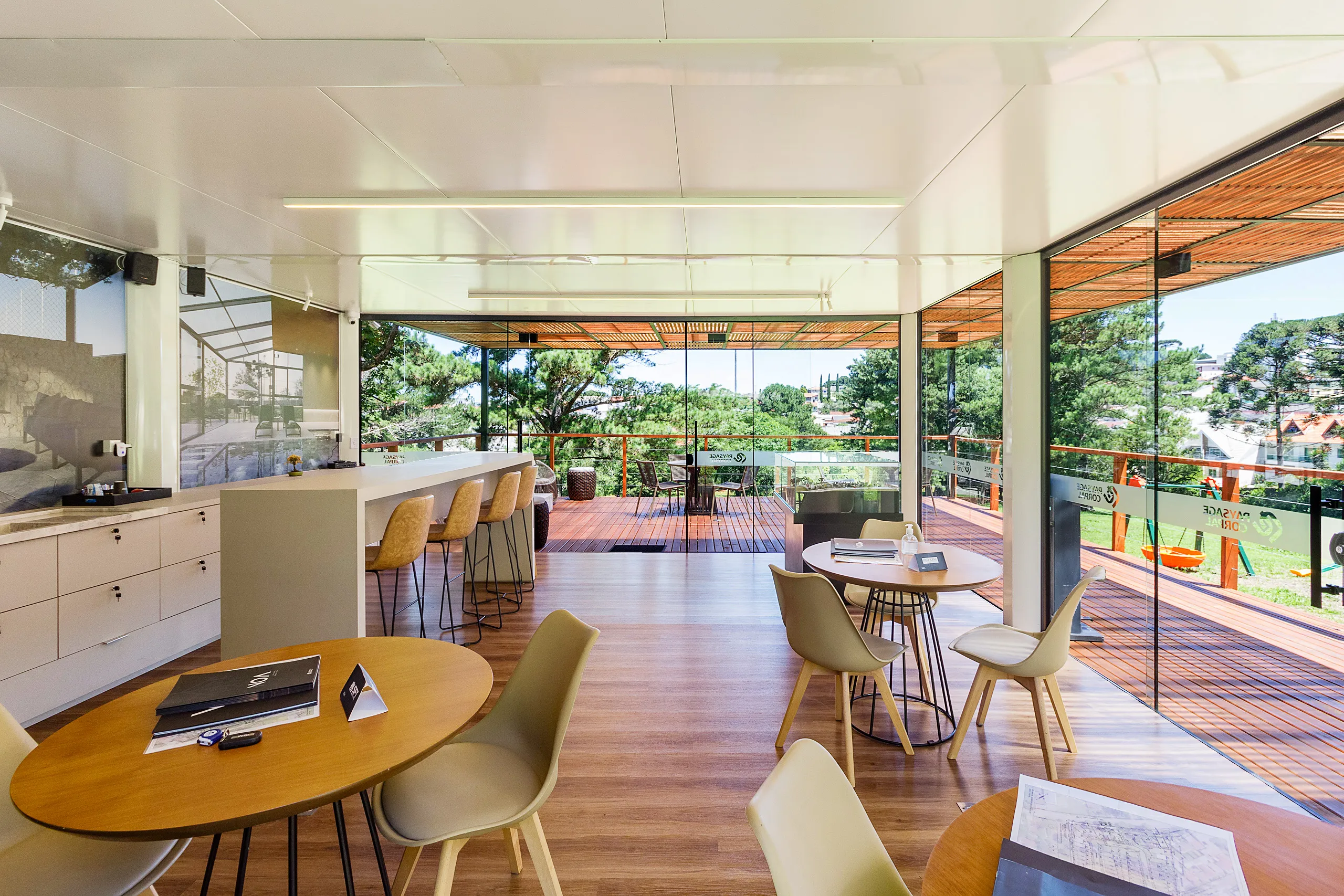 Plantão de vendas modular AGISA com estrutura metálica e fachada moderna