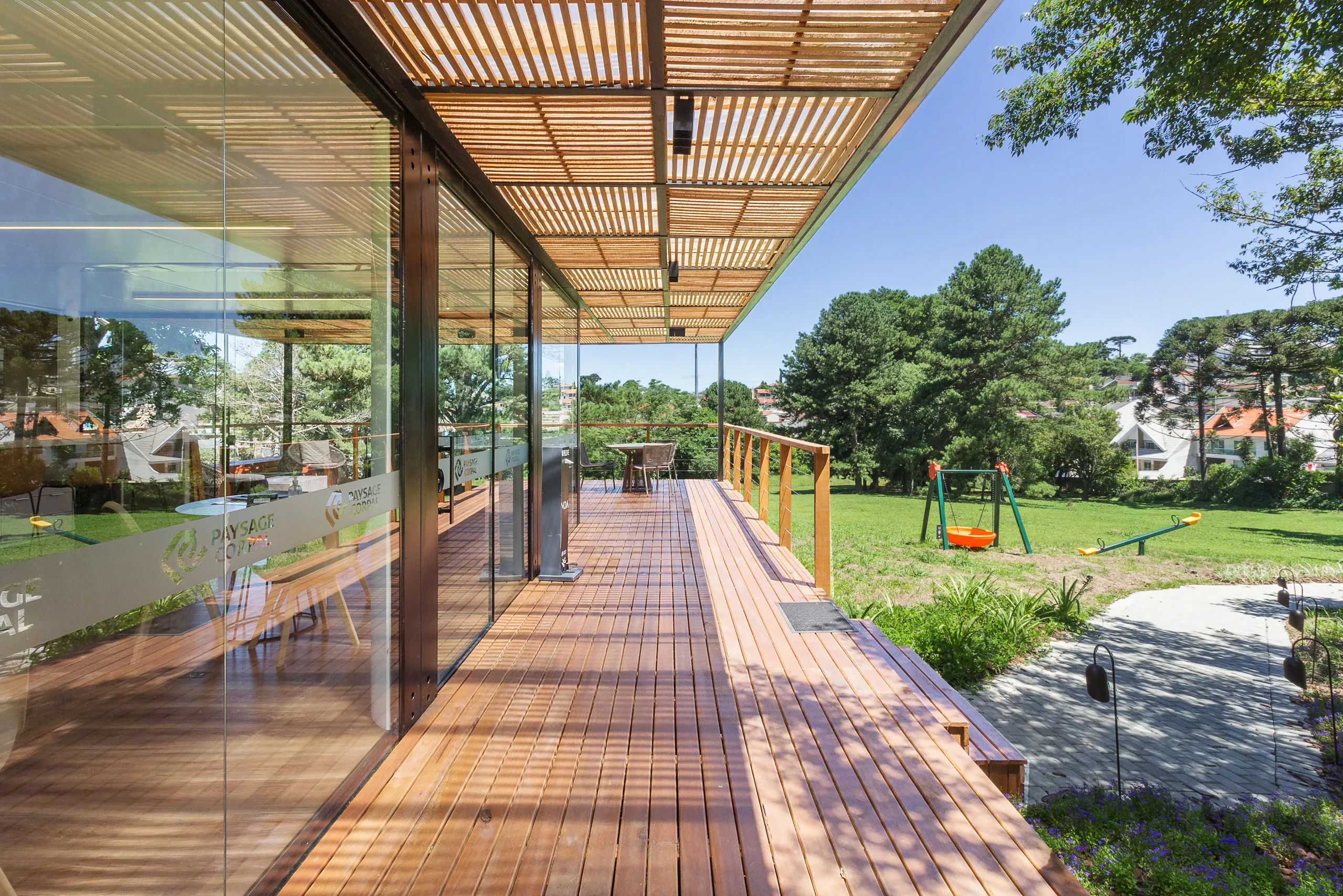 Plantão de vendas modular AGISA com estrutura metálica e fachada moderna