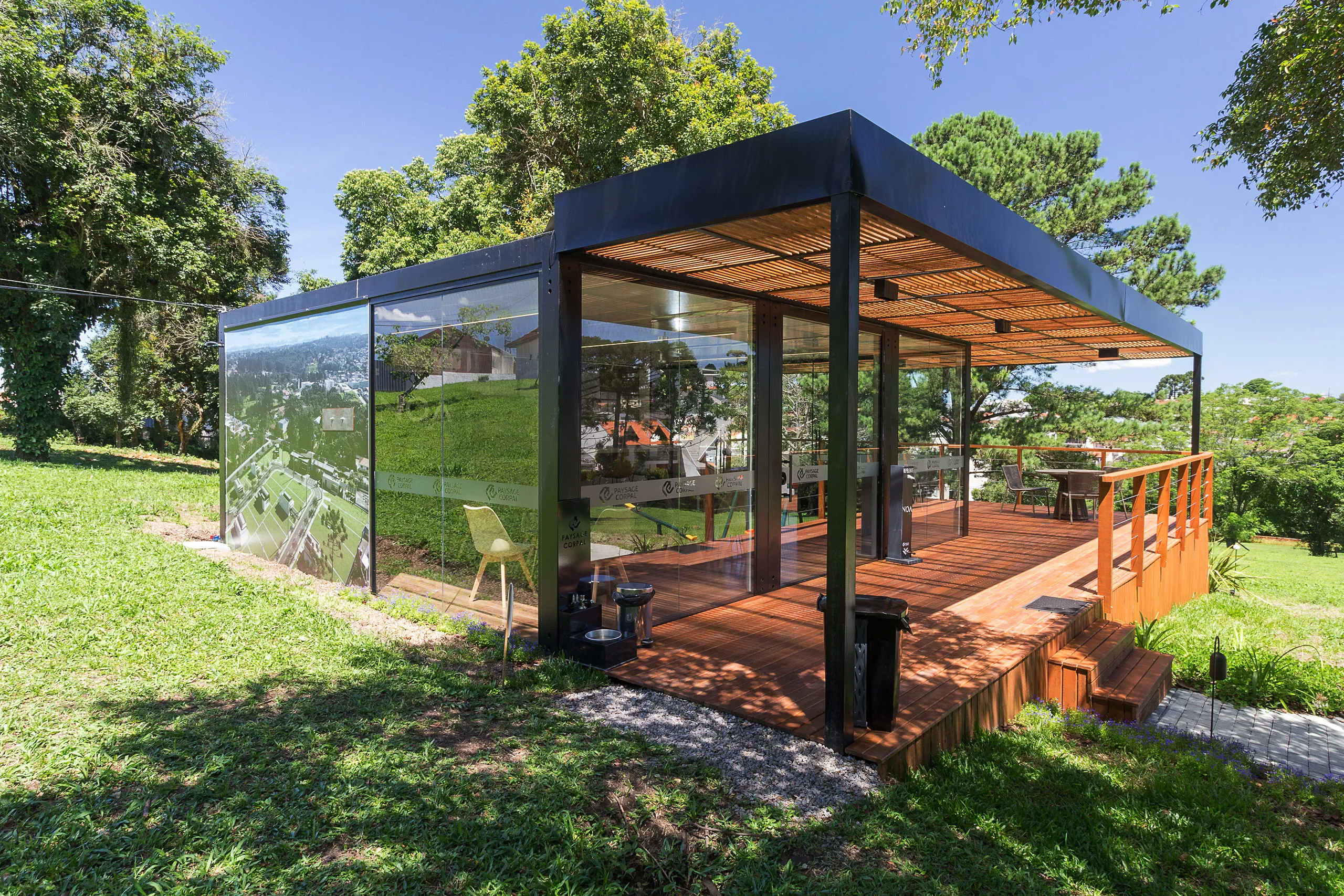 Plantão de vendas modular AGISA com estrutura metálica e fachada moderna