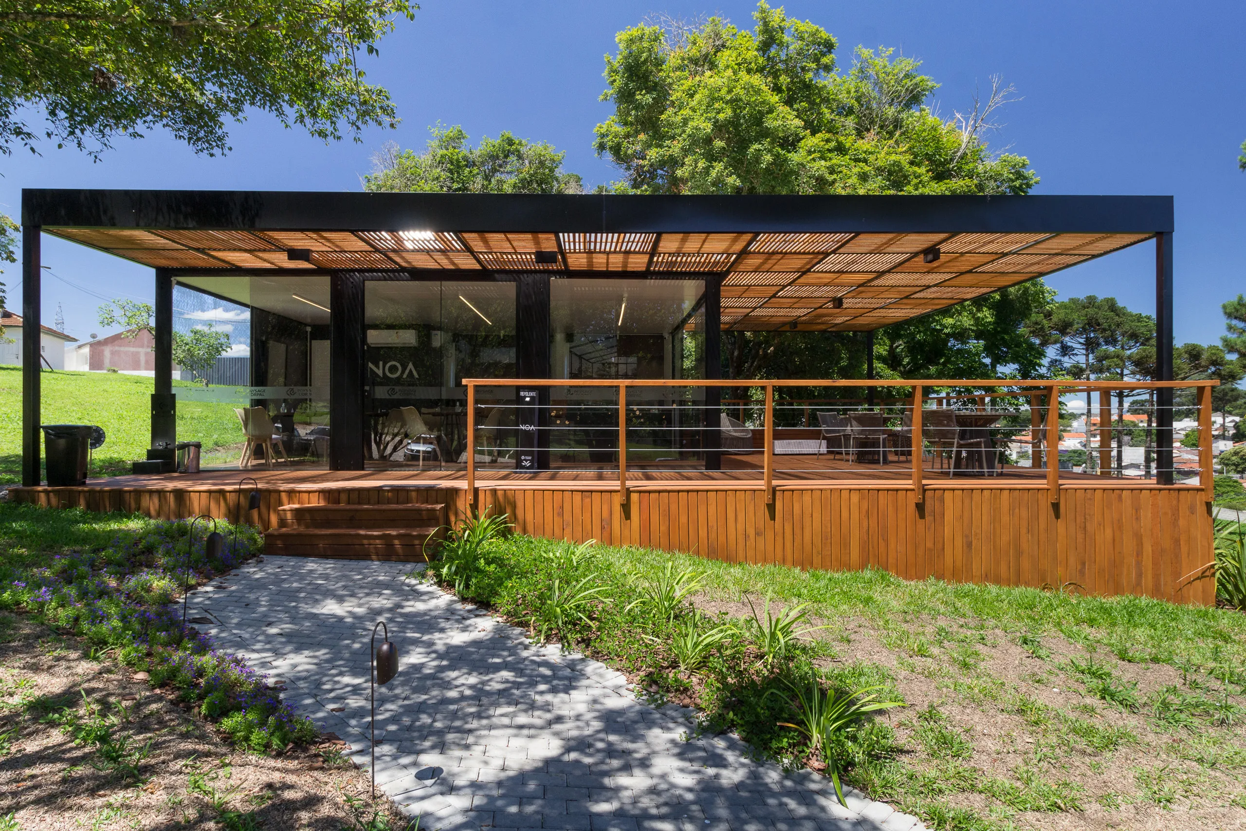 Plantão de vendas modular AGISA com estrutura metálica e fachada moderna